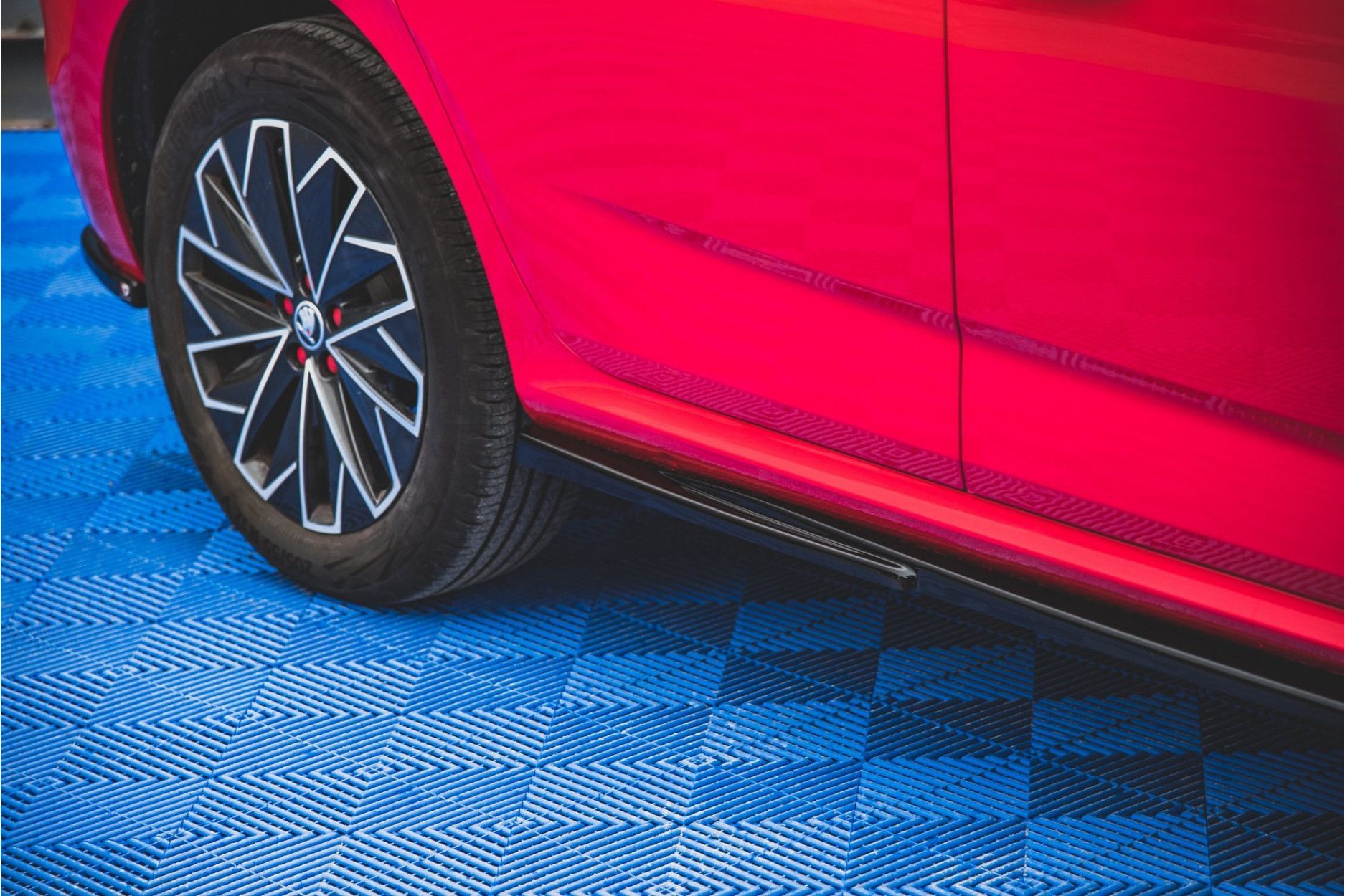 Maxtondesign Seitenschweller für Skoda Kamiq schwarz hochglanz (4) 