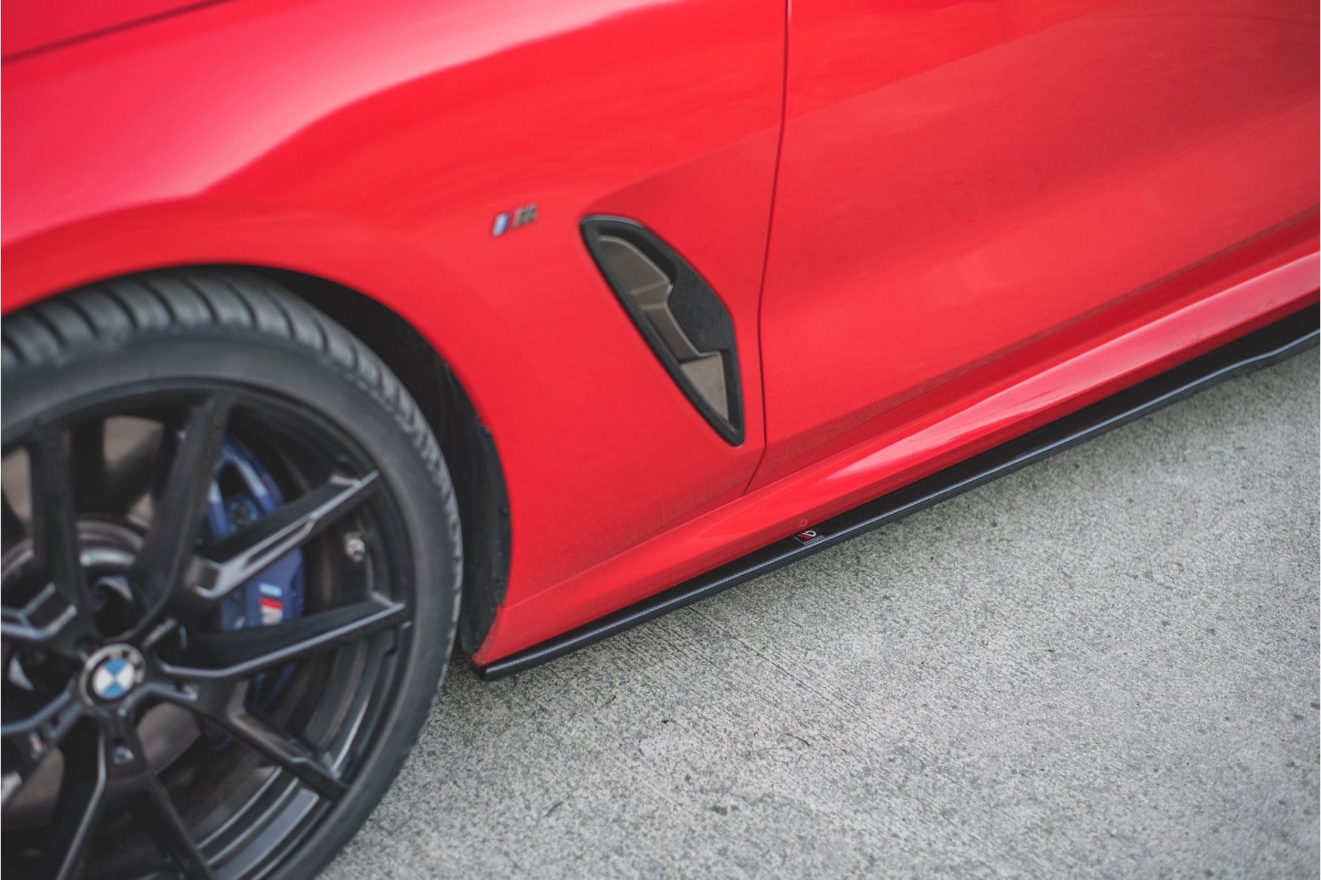 Maxtondesign Seitenschweller für BMW 8er G15 M850i schwarz hochglanz (5) 