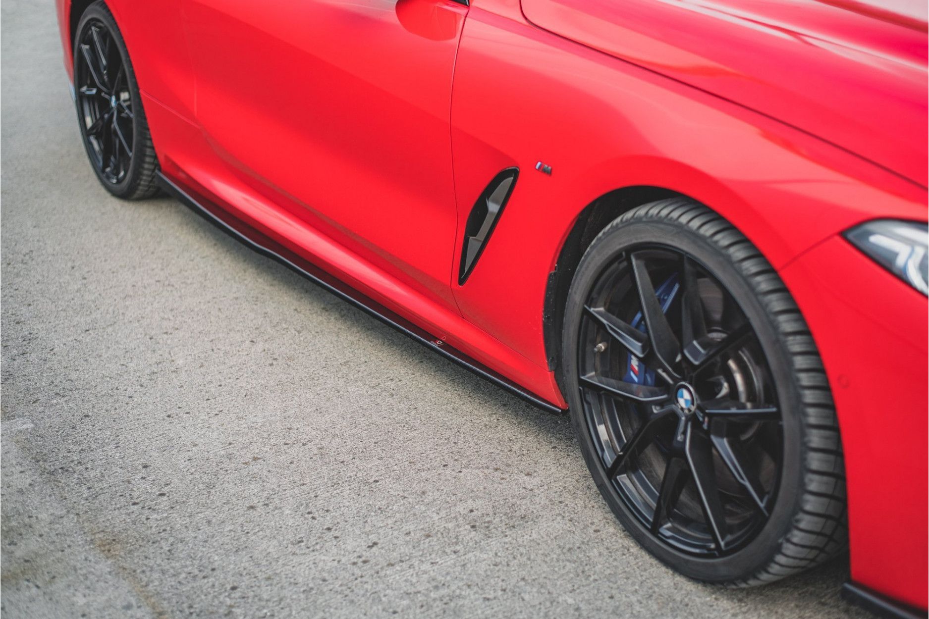 Maxtondesign Seitenschweller für BMW 8er G15 M850i schwarz hochglanz (3) 