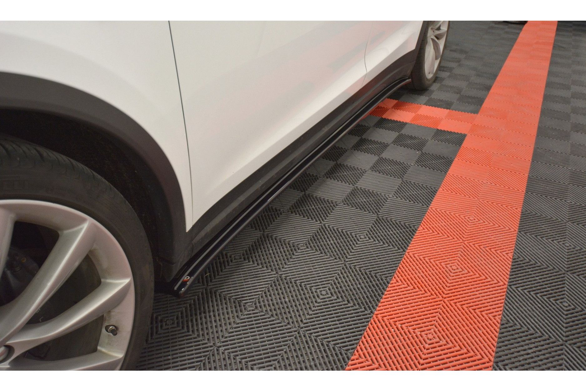 Maxtondesign Seitenschweller V.1 für Tesla Model X schwarz hochglanz (3) 