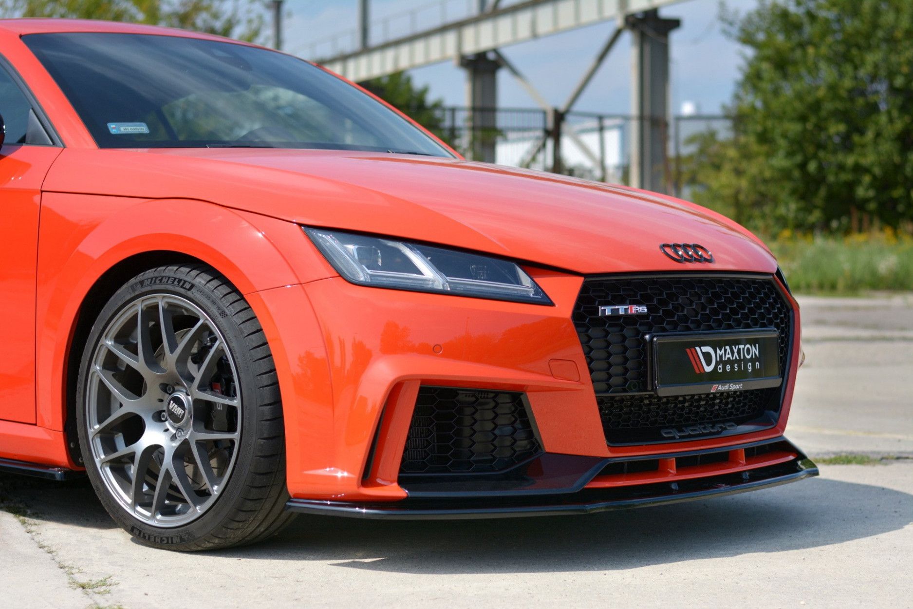 Maxtondesign Frontlippe V.1 für Audi TTRS 8S schwarz hochglanz (3) 