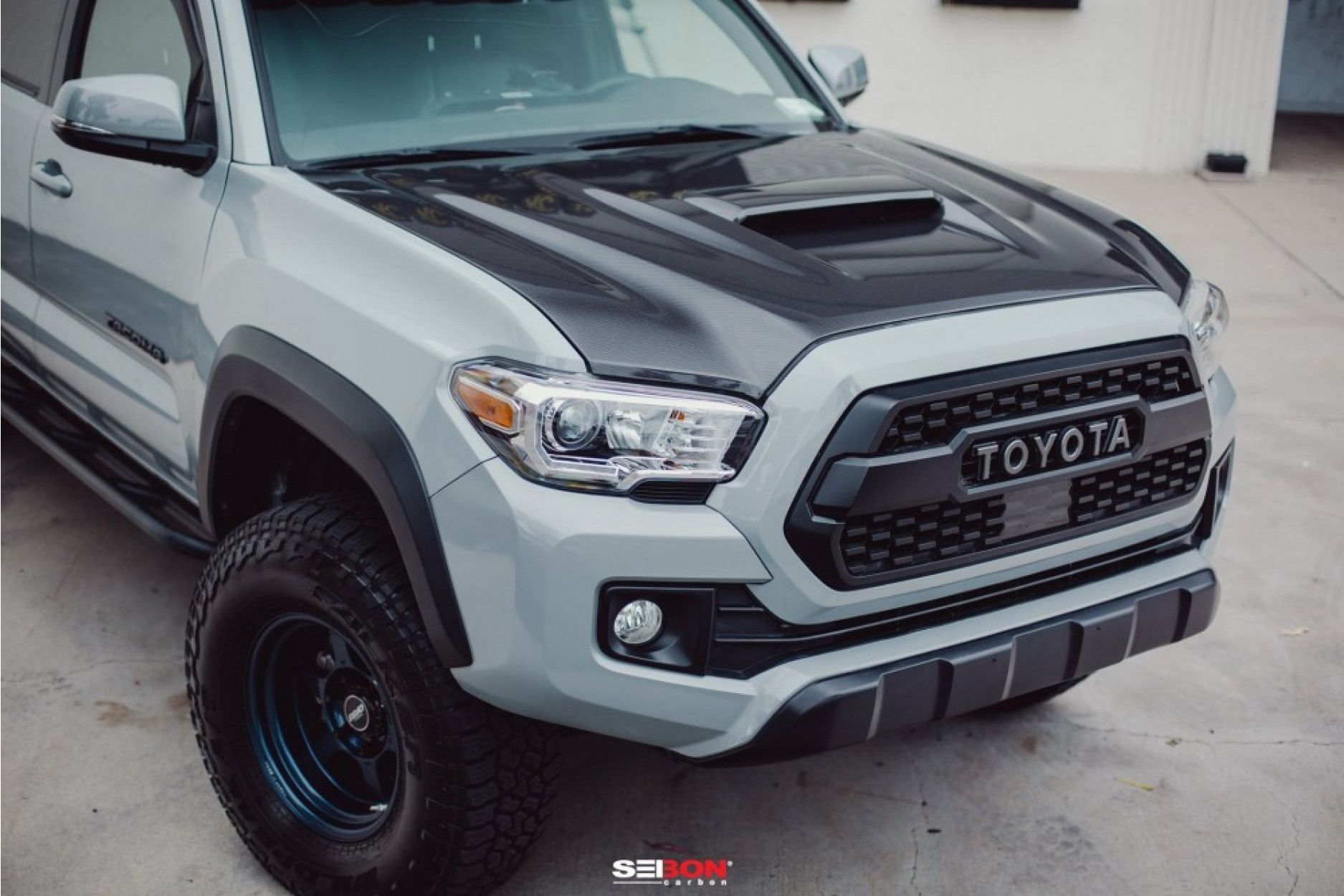 Seibon Carbon Motorhaube für Toyota Tacoma 2016-2019 Style TR (8) 