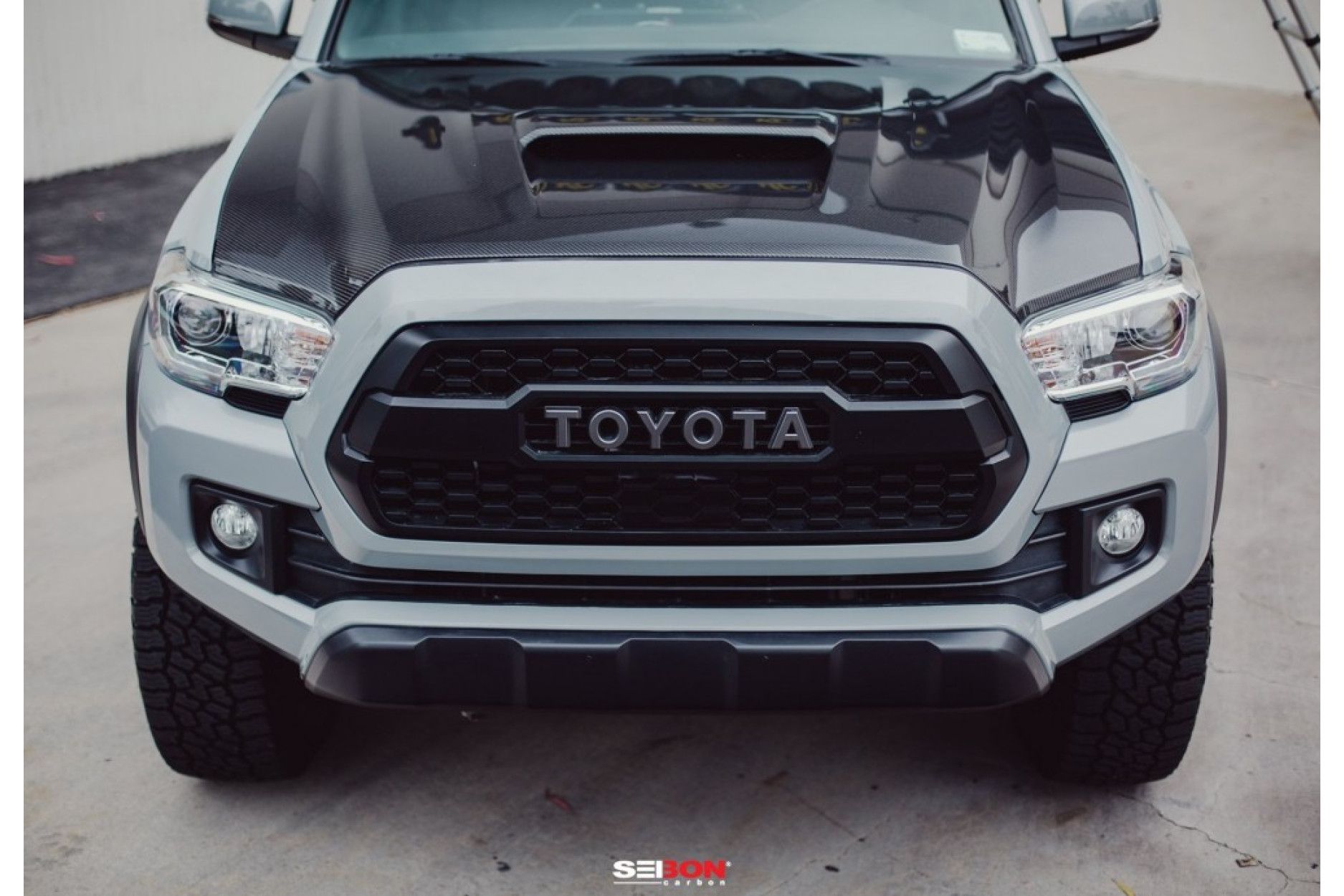 Seibon Carbon Motorhaube für Toyota Tacoma 2016-2019 Style TR (9) 
