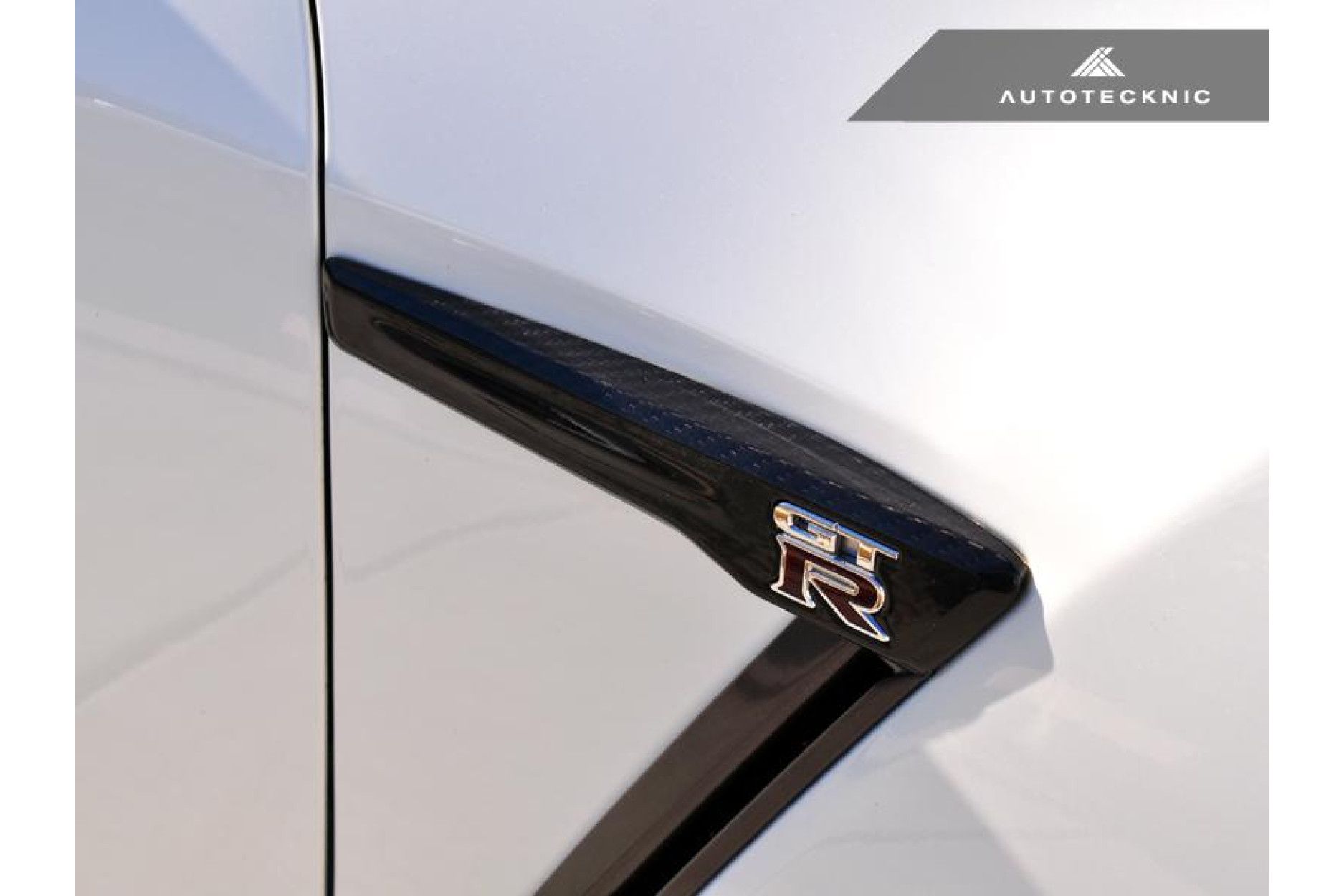 AutoTecknic Auspuffblende aus Dry Carbon für Nissan R35 GTR - online kaufen  bei CFD