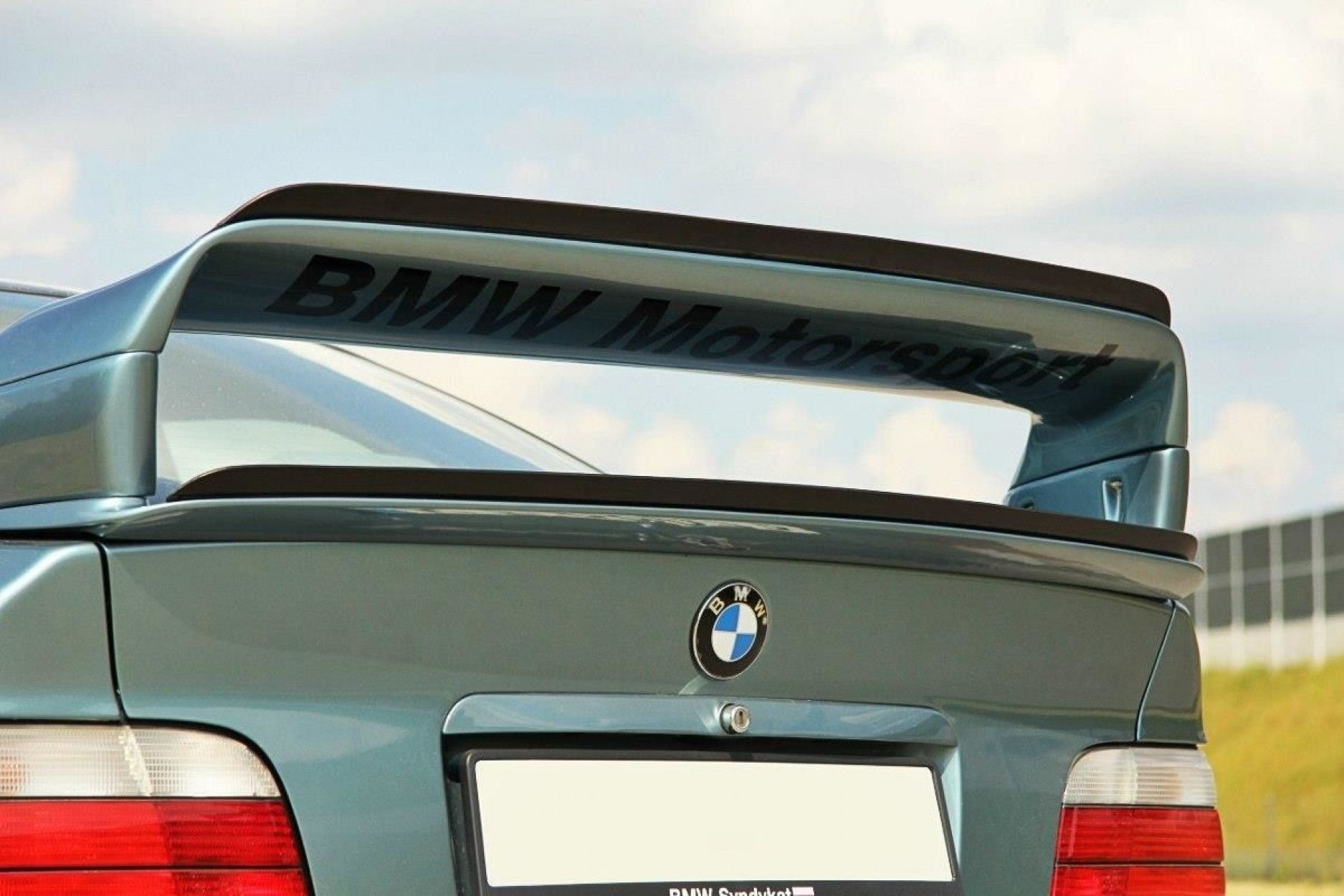 Спойлер пример. BMW e36 спойлер. BMW e36 gt спойлер. БМВ е36 крышка багажника спойлер. Спойлер на крышку багажника БМВ е36 седан.