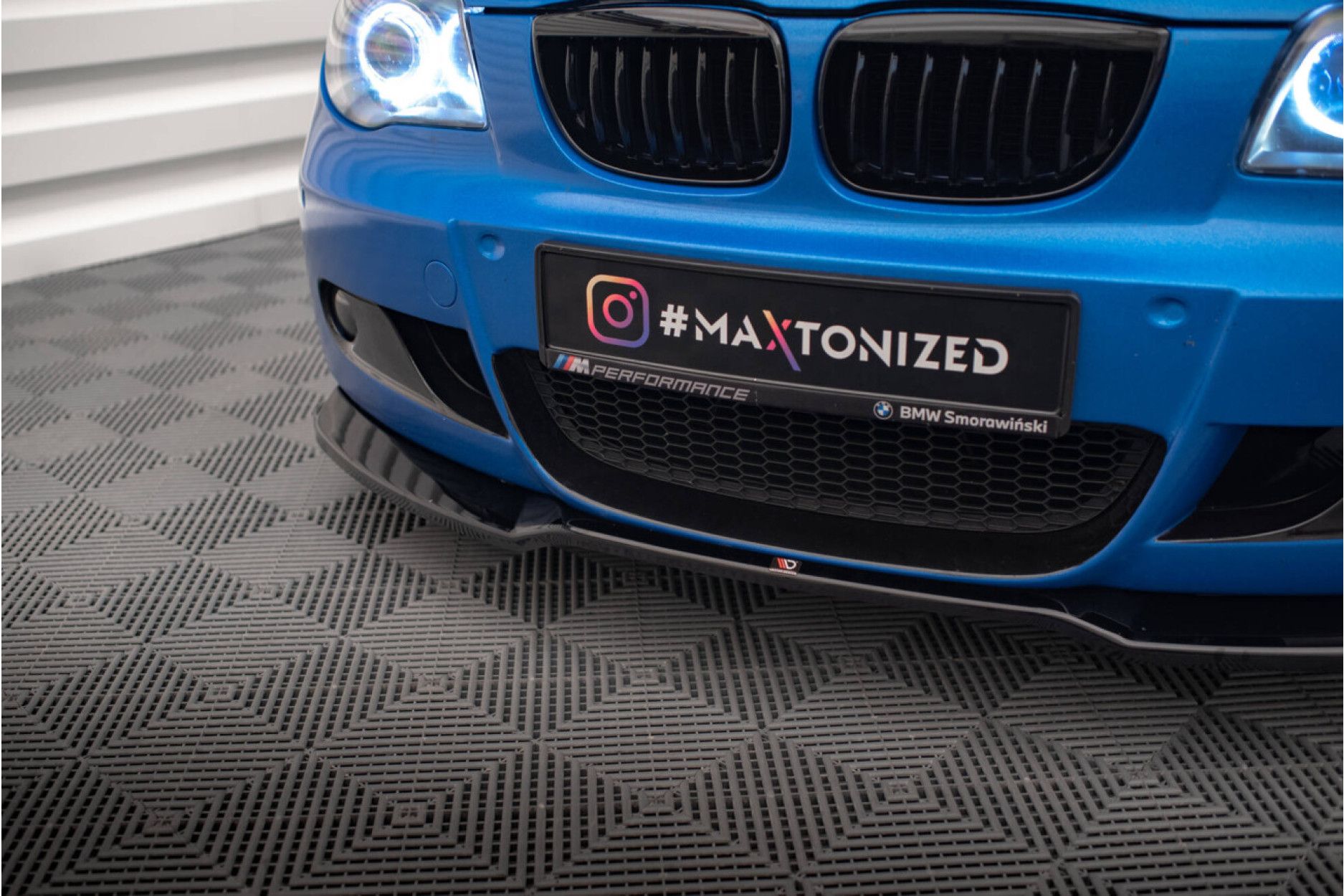 Maxton Design Cup Spoilerlippe Front Ansatz V.1 passend für BMW 1er M-Paket E87 Facelift schwarz Hochglanz (4) 