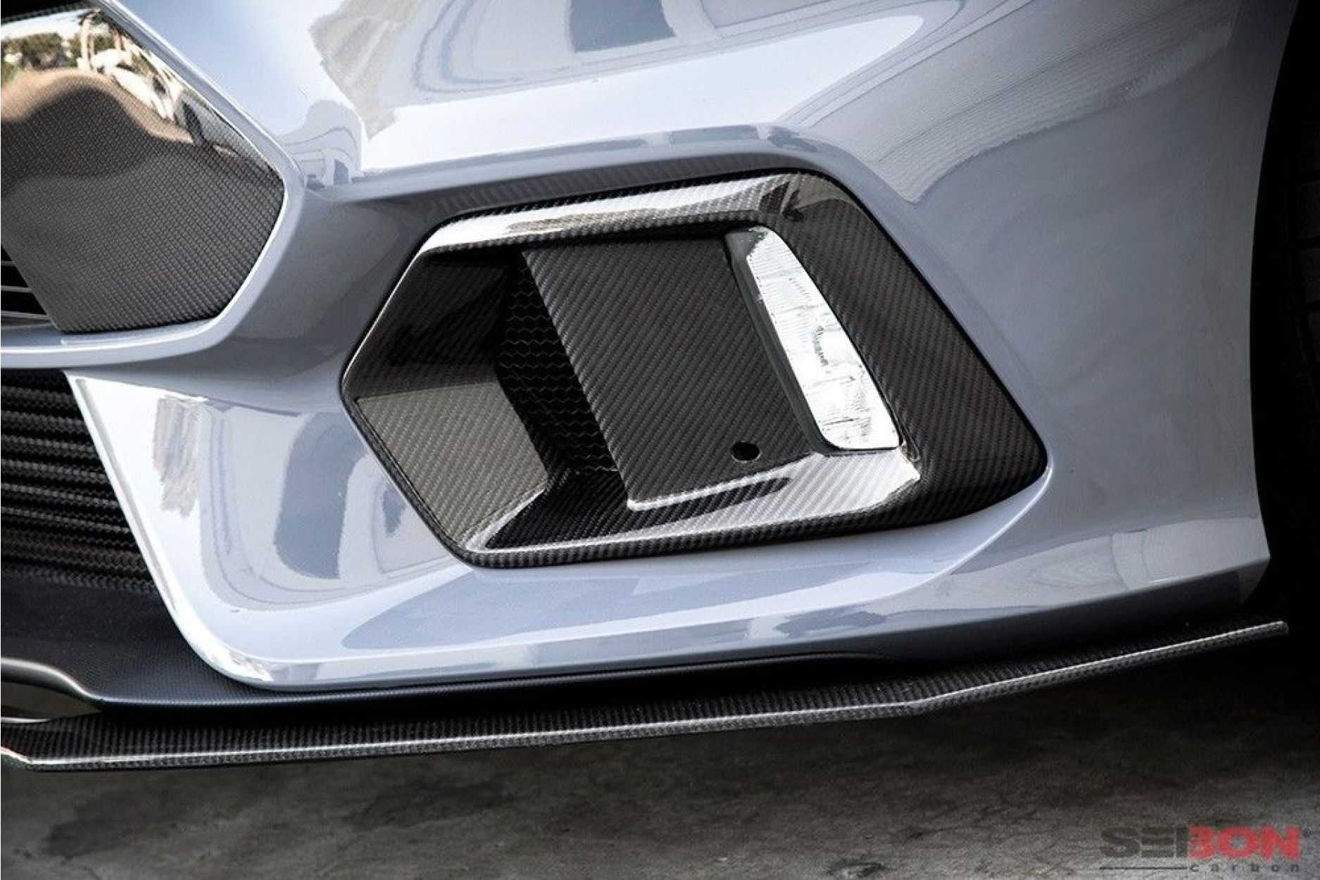 Seibon Carbon Verkleidung für FORD Focus RS Nebellichtverkleidung 2016-2018 OE-Style (2) 