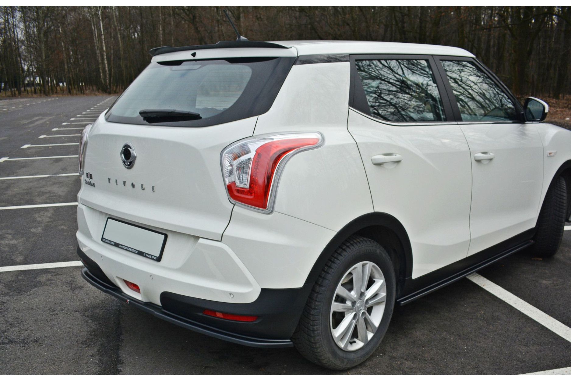Maxton Design Spoiler für SsangYong Tivoli schwarz hochglanz (2) 