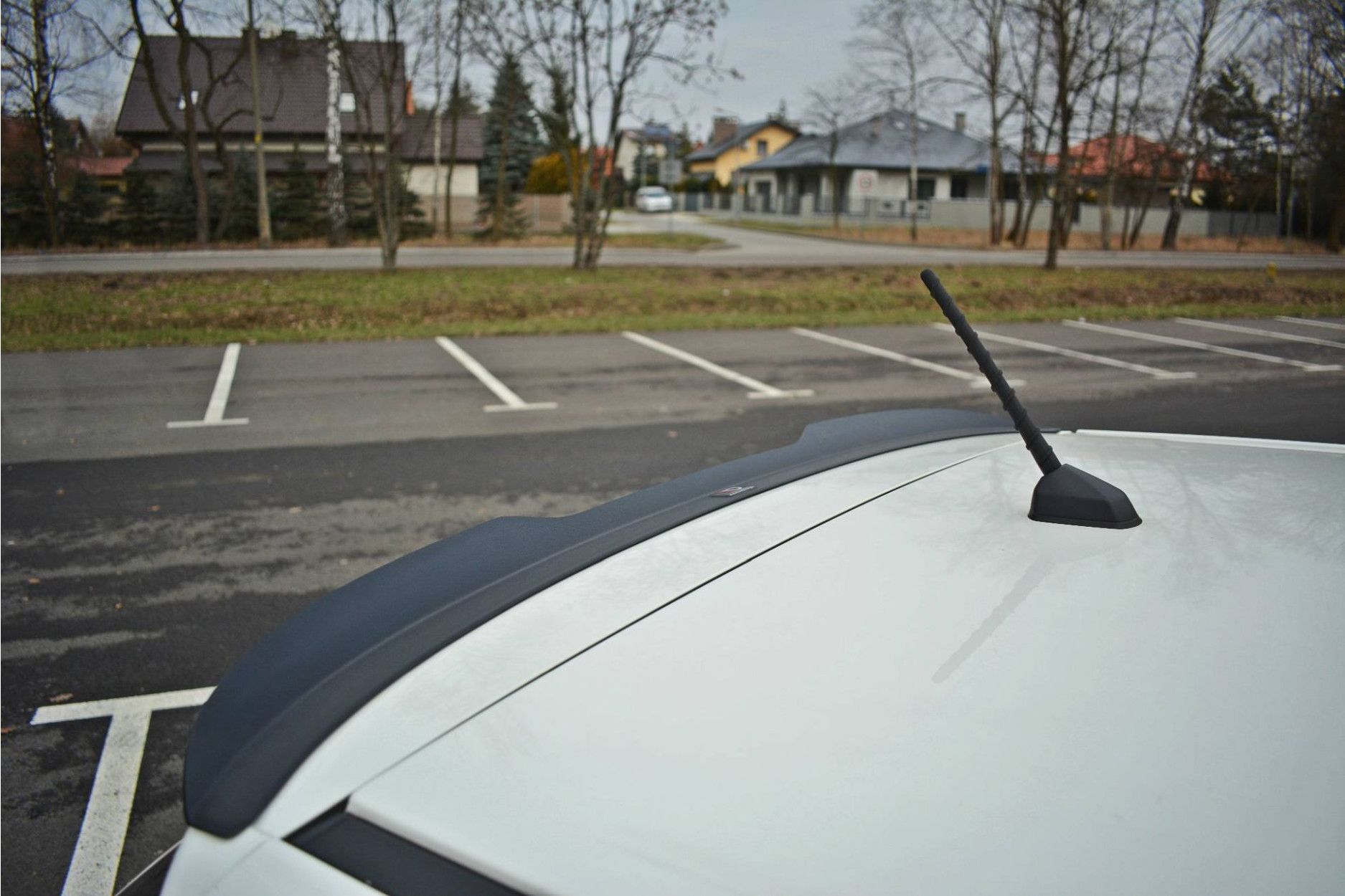 Maxton Design Spoiler für SsangYong Tivoli schwarz hochglanz (3) 