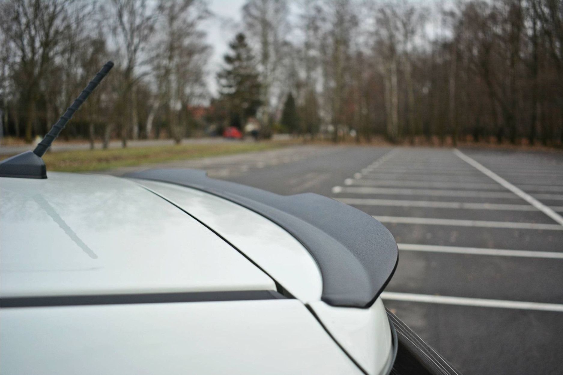 Maxton Design Spoiler für SsangYong Tivoli schwarz hochglanz (5) 