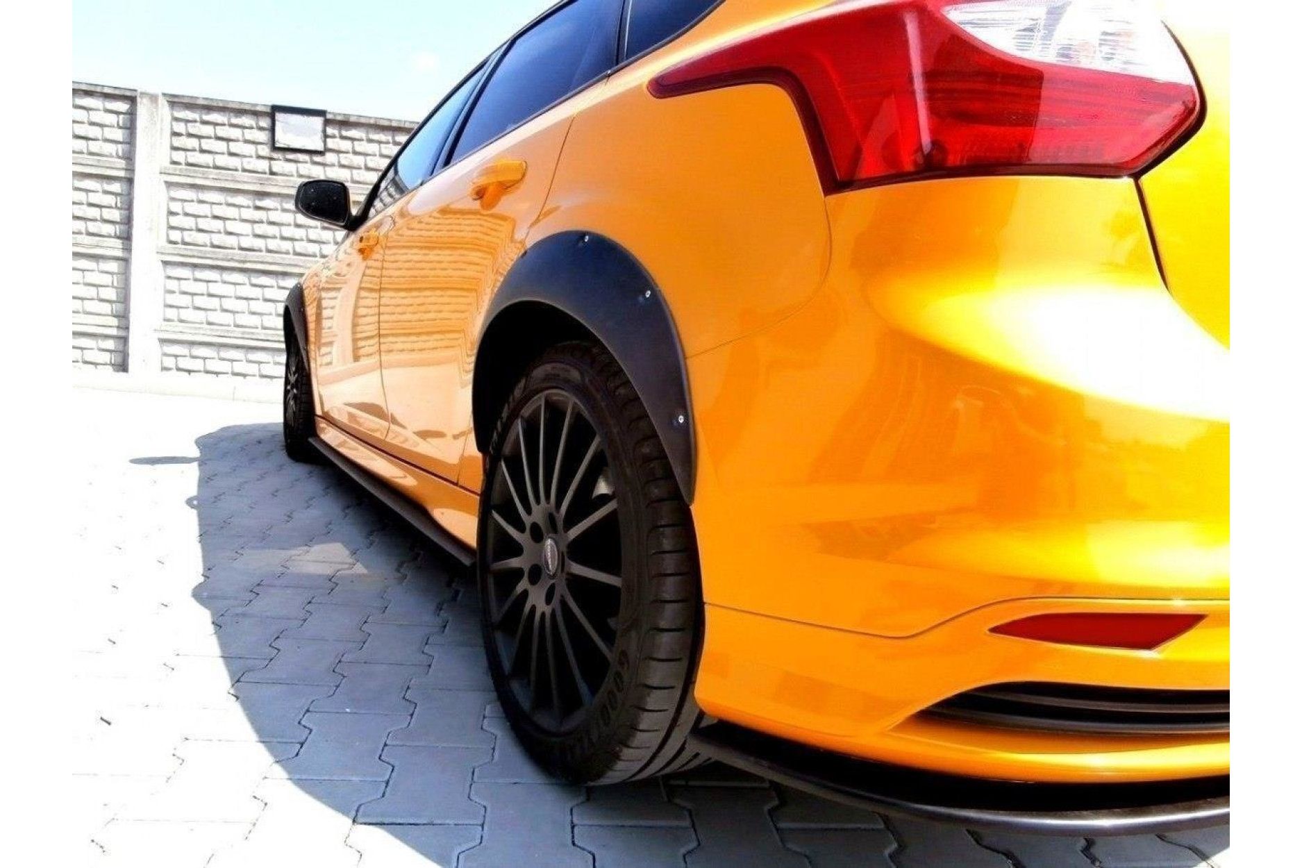 Maxtondesign Kotflügel für Ford Focus MK3 ST schwarz hochglanz (6) 