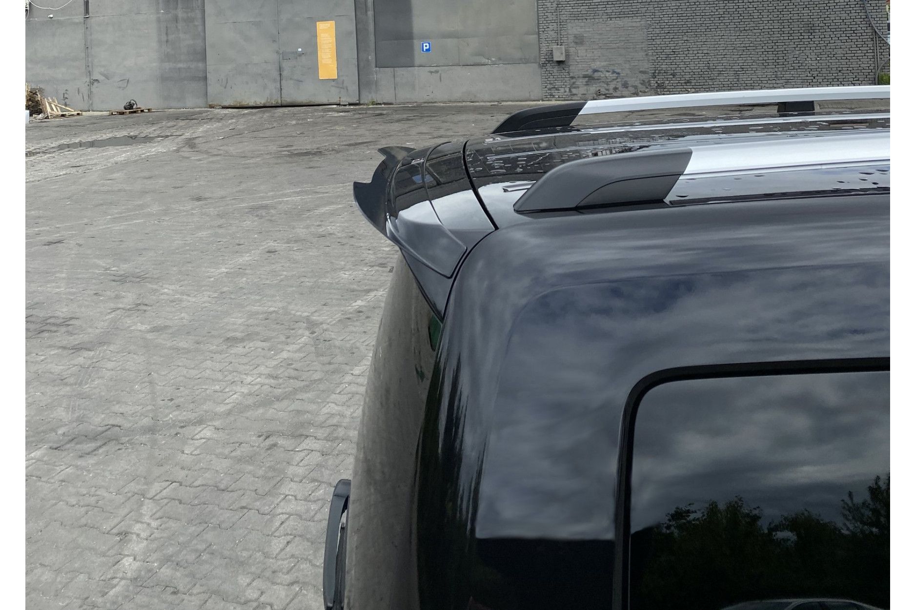 Maxtondesign Spoiler für Volkswagen Caddy MK4 schwarz hochglanz (2) 