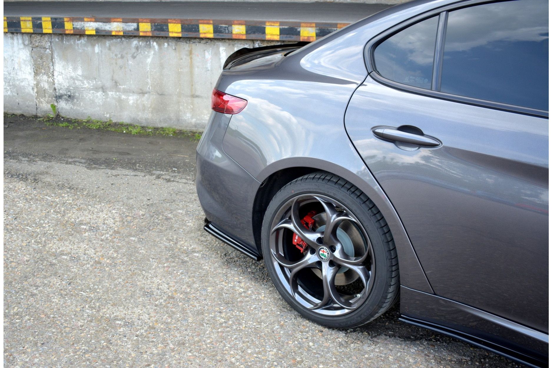 Maxtondesign Diffusor Erweiterung li/re für Alfa Romeo Giulia Veloce schwarz hochglanz (2) 