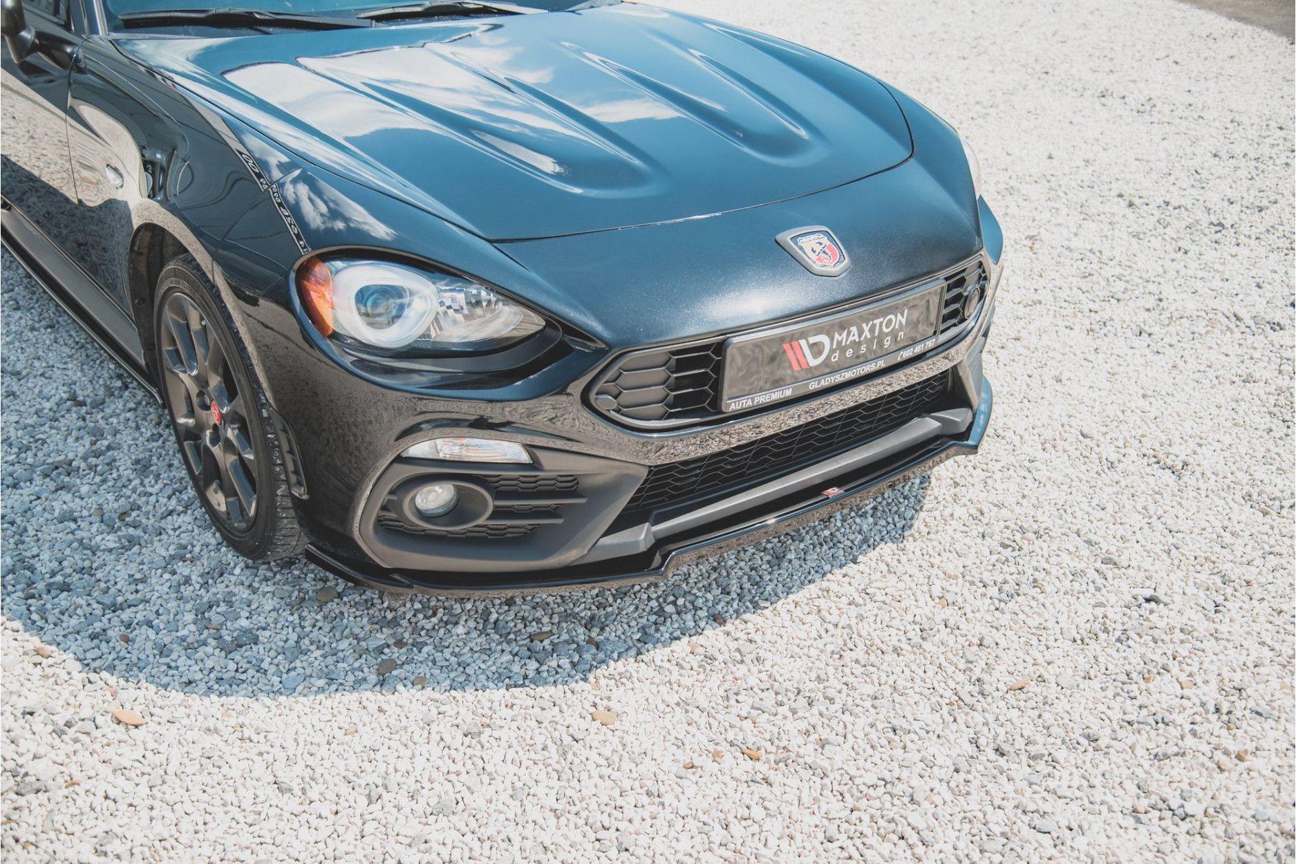 Maxtondesign Frontlippe für Fiat 124 Spider Abarth schwarz hochglanz (5) 