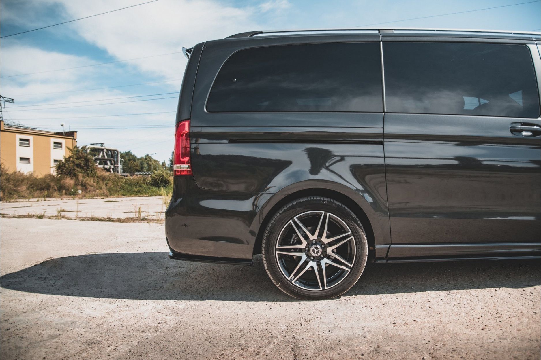 Maxtondesign Diffusor Erweiterung li/re V.1 für Mercedes Benz V-Klasse MK4 AMG-Paket Facelift schwarz hochglanz (2) 