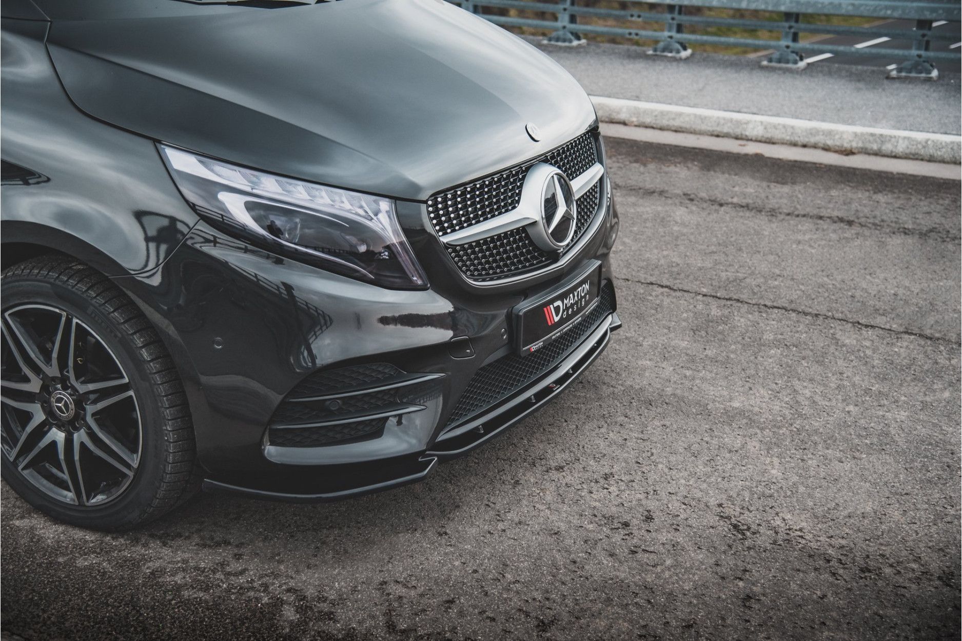 Maxtondesign Frontlippe V.1 für Mercedes Benz V-Klasse W447 AMG-Paket Facelift schwarz hochglanz (4) 