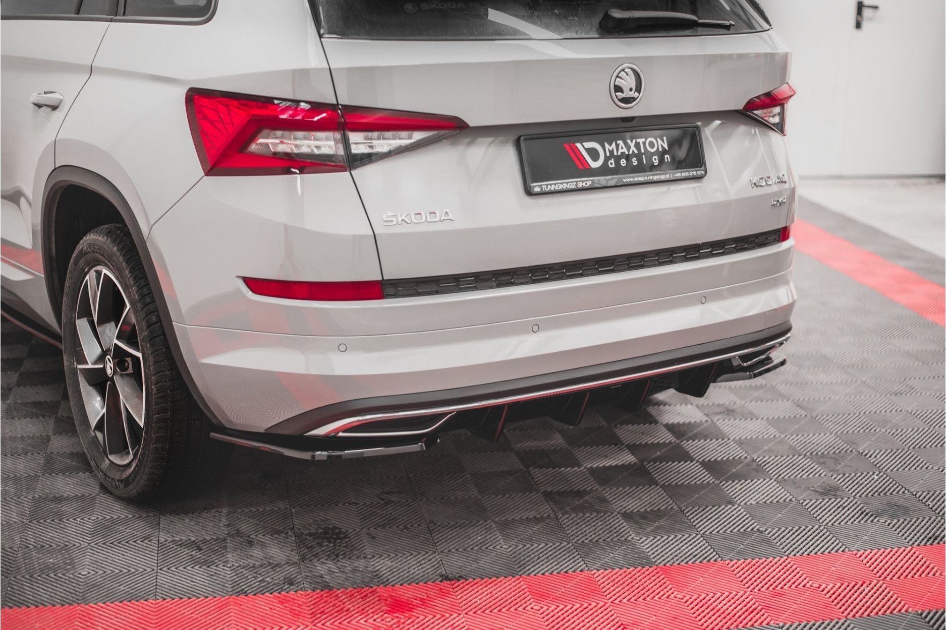 Maxtondesign Diffusor Erweiterung li/re für Skoda Kodiaq MK1 Sportline schwarz hochglanz (2) 