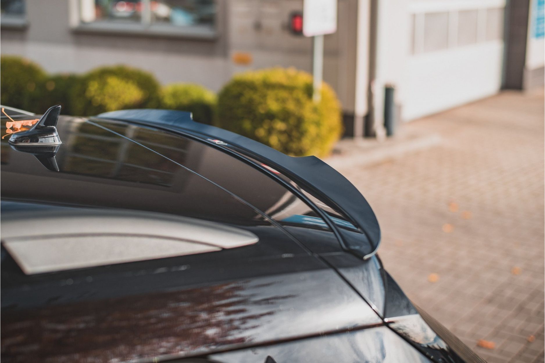 Maxtondesign Spoiler für Skoda Karoq MK1 Sportline Facelift schwarz hochglanz (4) 