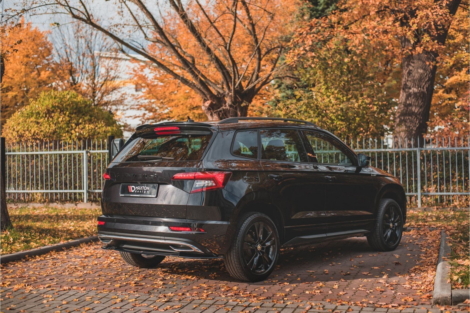 Maxtondesign Spoiler für Skoda Karoq MK1 Sportline Facelift schwarz hochglanz (3) 