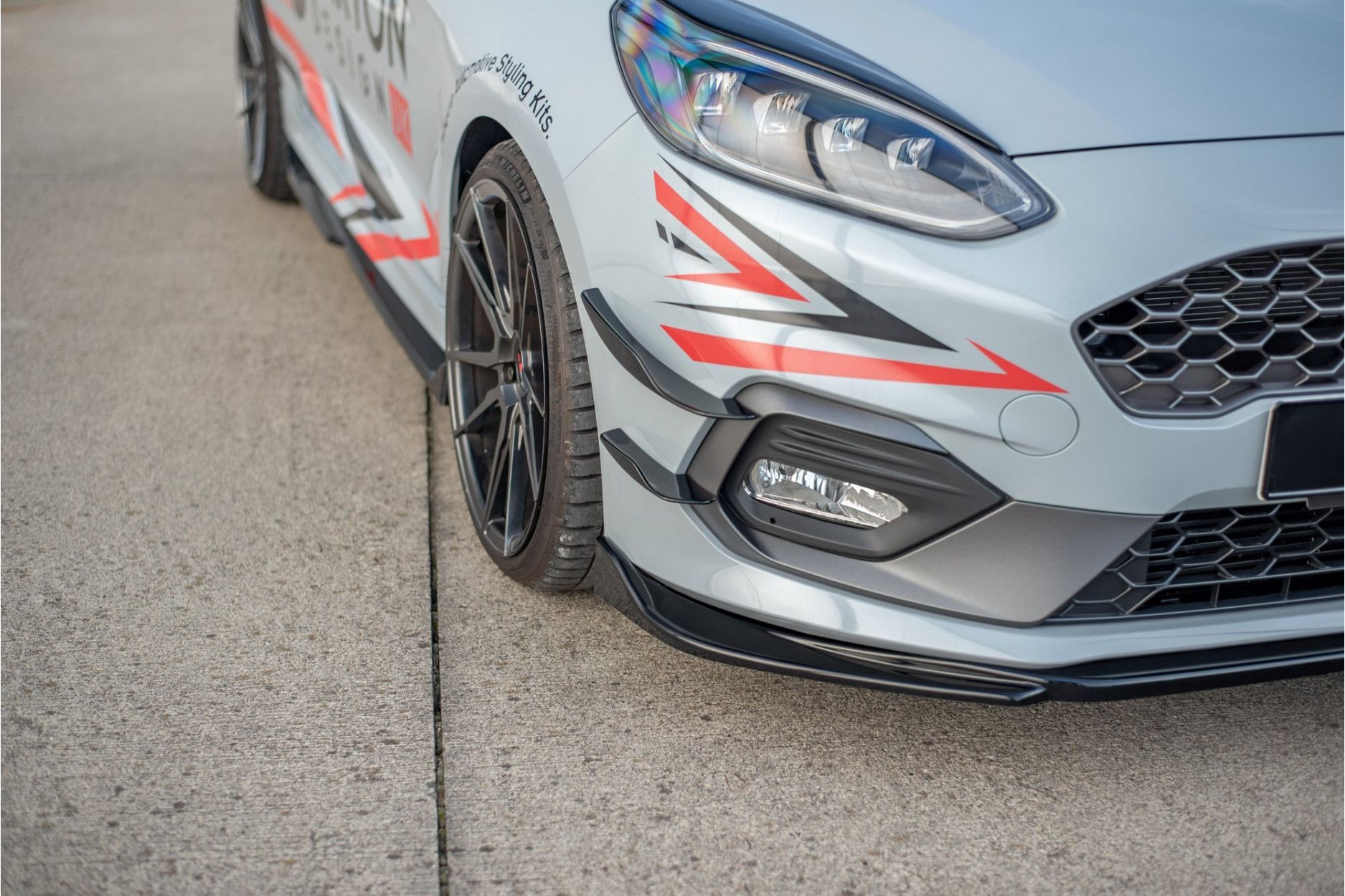 Maxtondesign Frontlippe V.4 für Ford Fiesta MK8 ST|ST-Line schwarz hochglanz (2) 