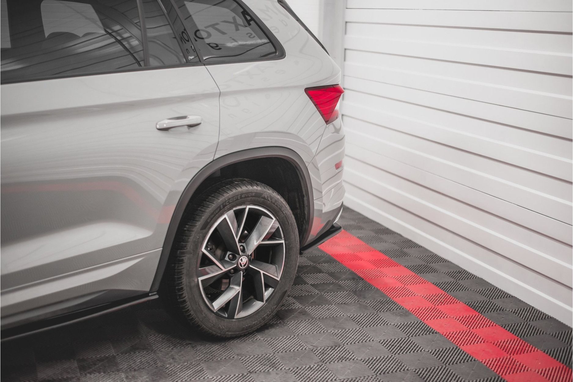 Maxtondesign Diffusor Erweiterung li/re für Skoda Kodiaq MK1 Sportline schwarz hochglanz (3) 