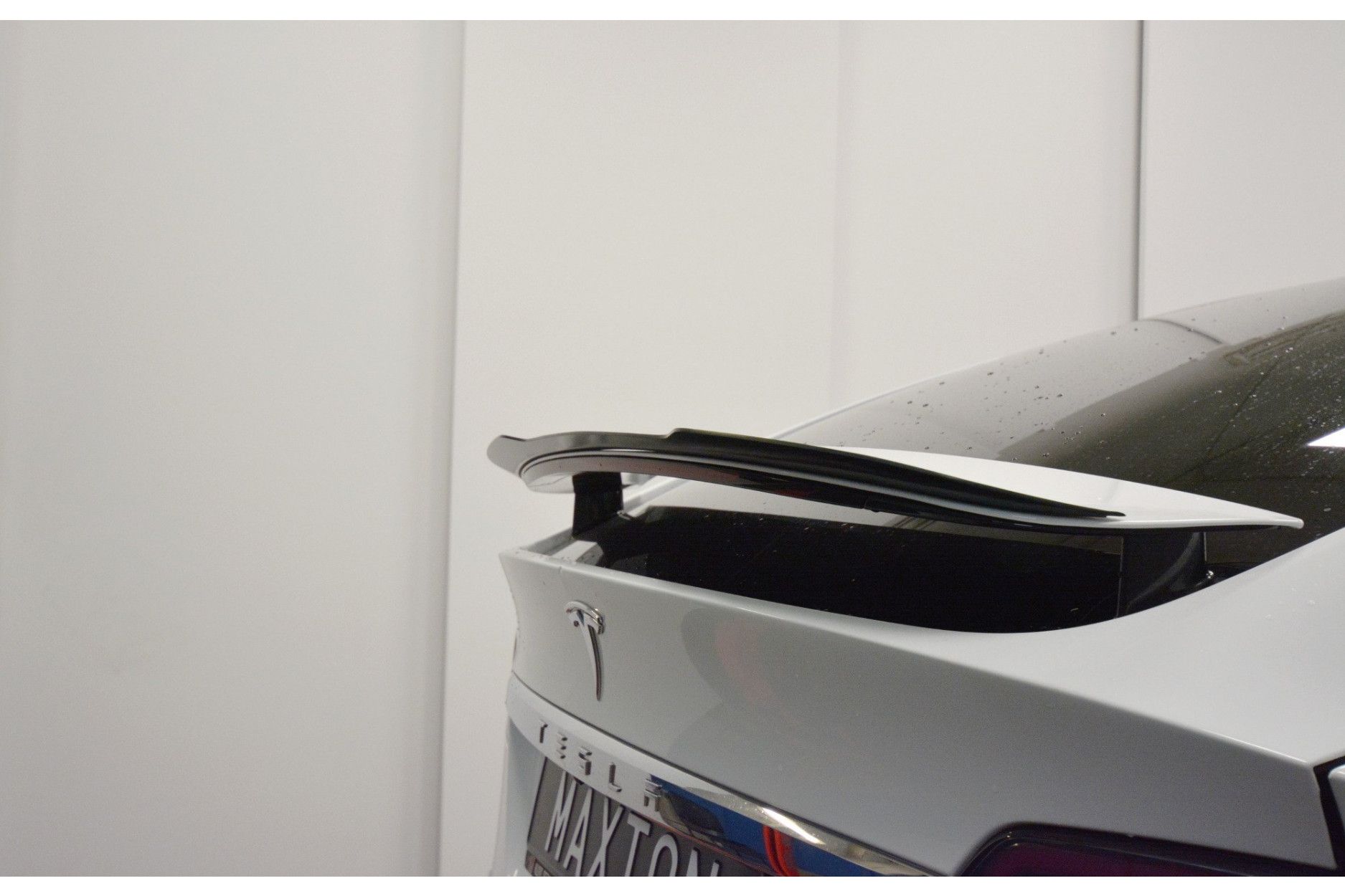 Maxtondesign Spoiler V.1 für Tesla Model X schwarz hochglanz (3) 