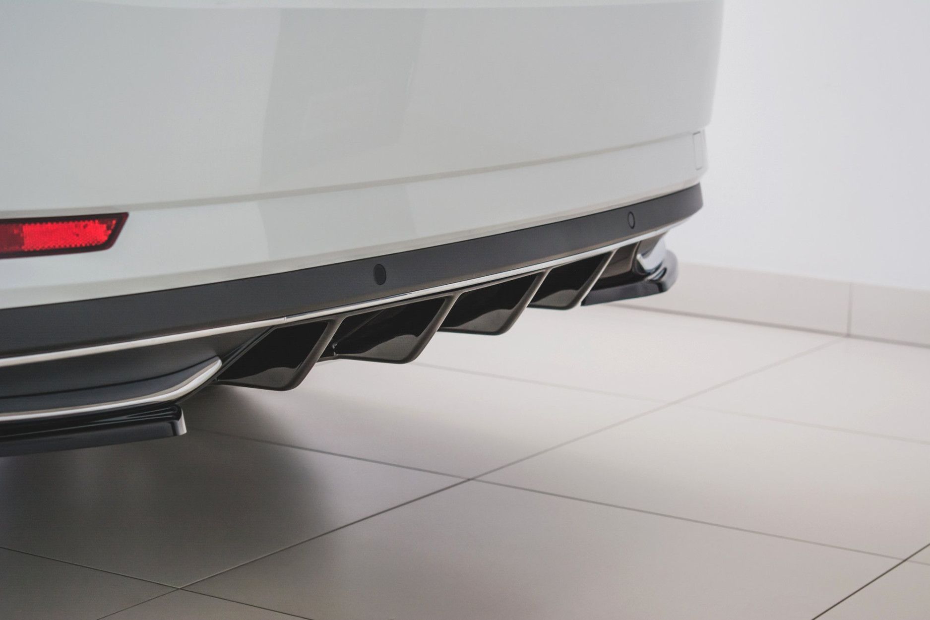 Maxtondesign Diffusor für Skoda Superb MK3 Facelift schwarz hochglanz (3) 