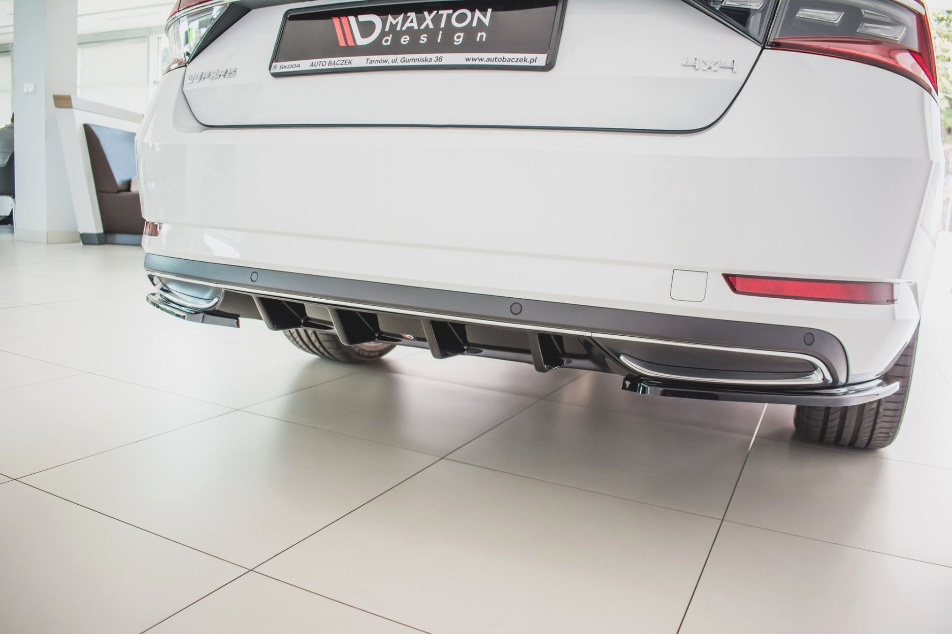 Maxtondesign Diffusor für Skoda Superb MK3 Facelift schwarz hochglanz (4) 
