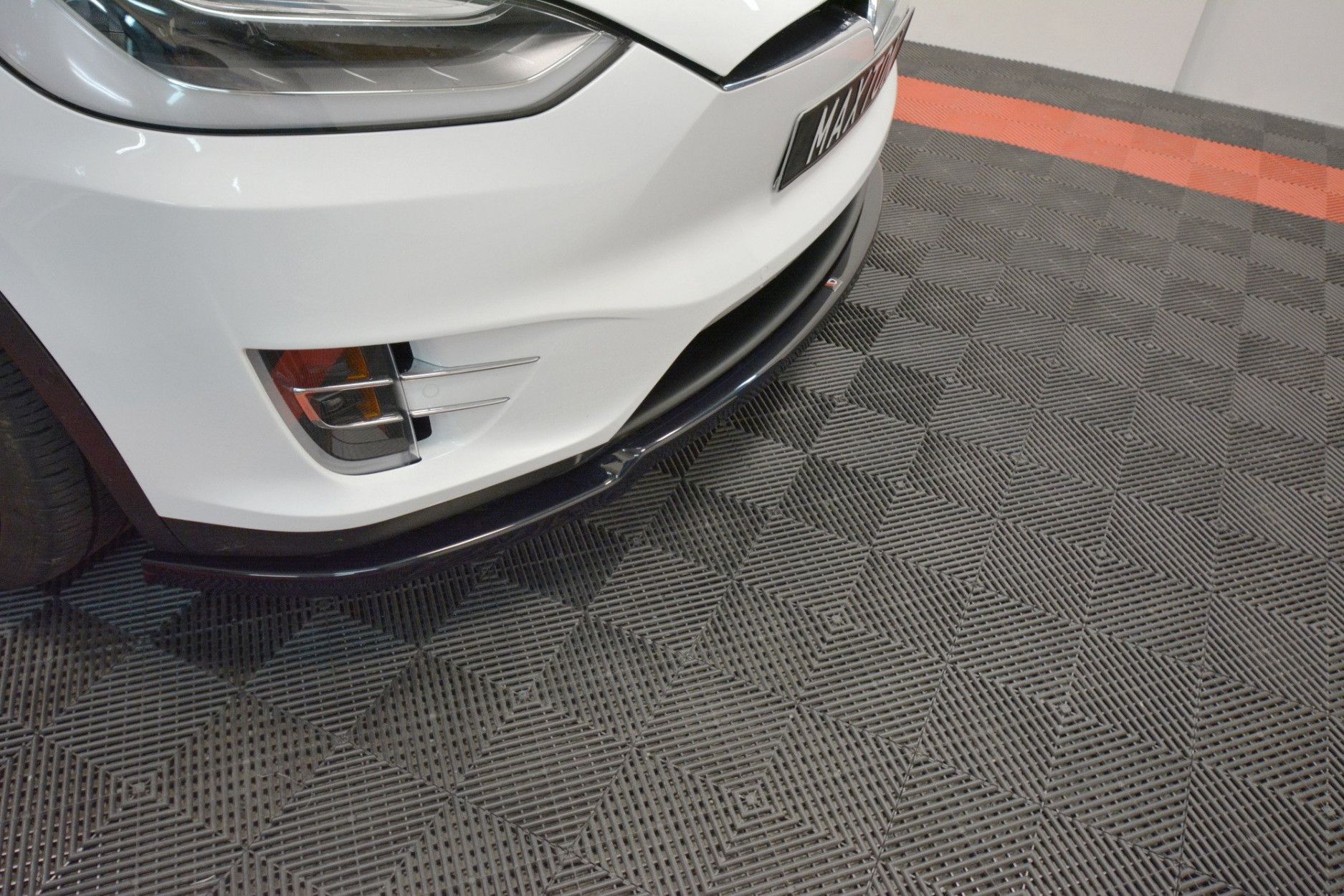 Maxtondesign Frontlippe V.1 für Tesla Model X schwarz hochglanz (4) 