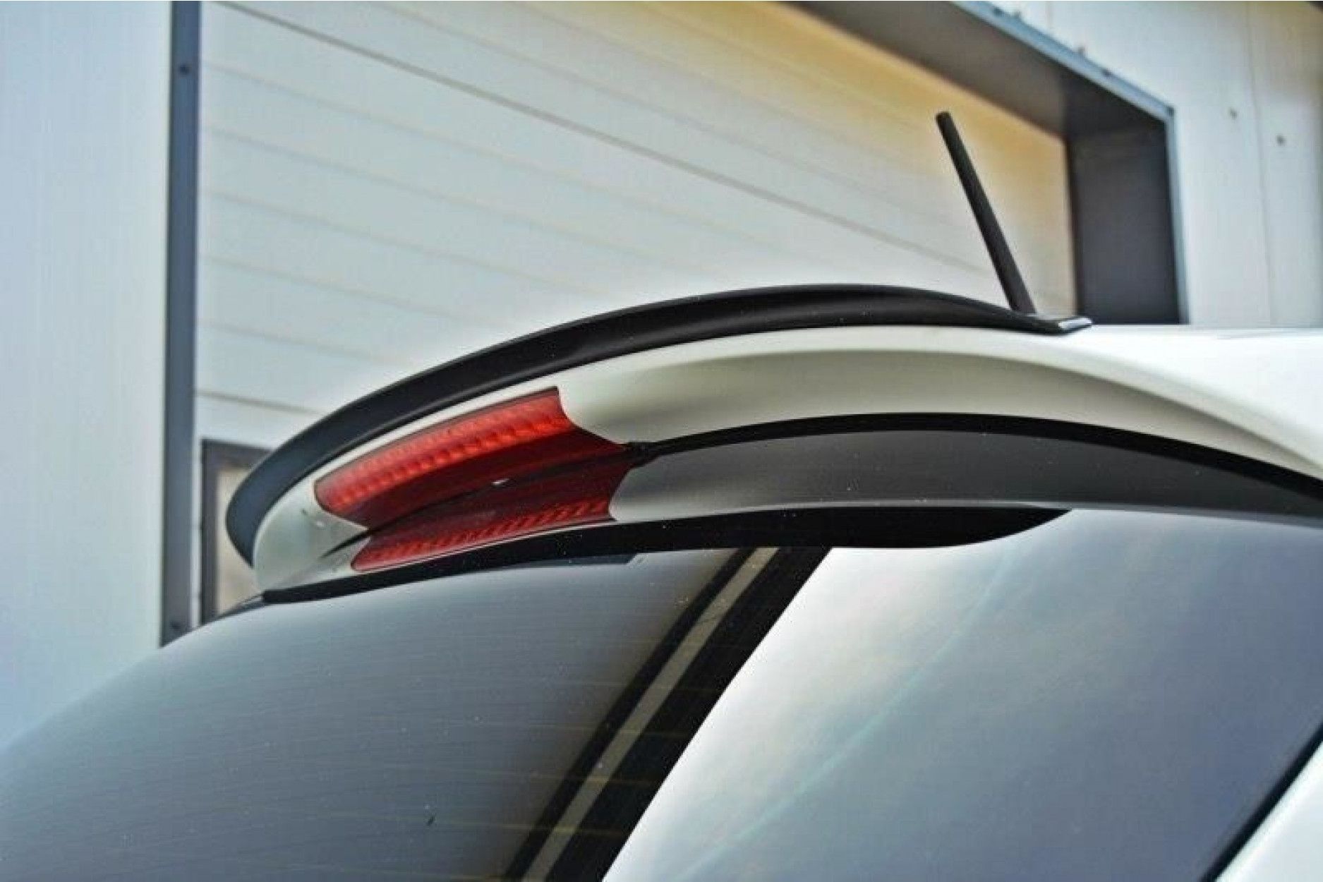 Maxton Design ABS Spoiler Aufsatz für Alfa Romeo Giulietta schwarz hochglanz (3) 