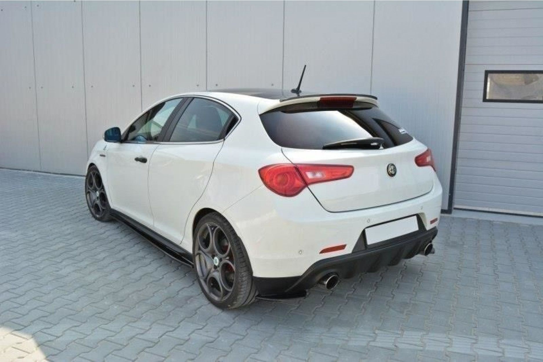 Maxton Design ABS Spoiler Aufsatz für Alfa Romeo Giulietta schwarz hochglanz (4) 