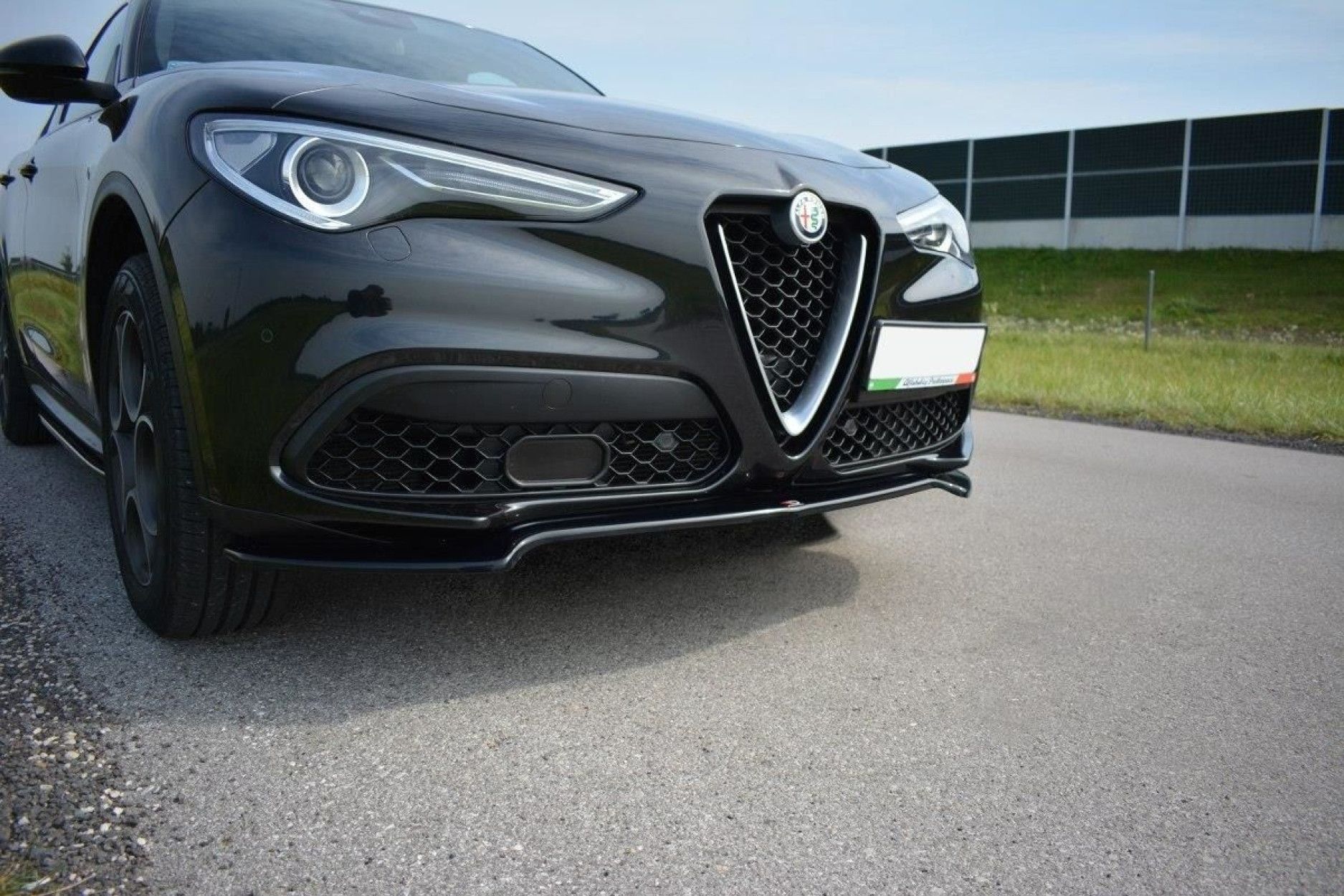 Maxton Design ABS Frontlippe V.1 für Alfa Romeo Stelvio schwarz hochglanz (2) 