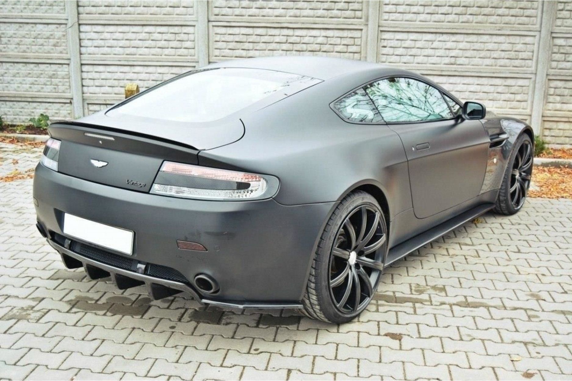 Maxton Design ABS Diffusor Seiten Eerwiterungen Flaps für Aston Martin V8 Vantage schwarz hochglanz (4) 