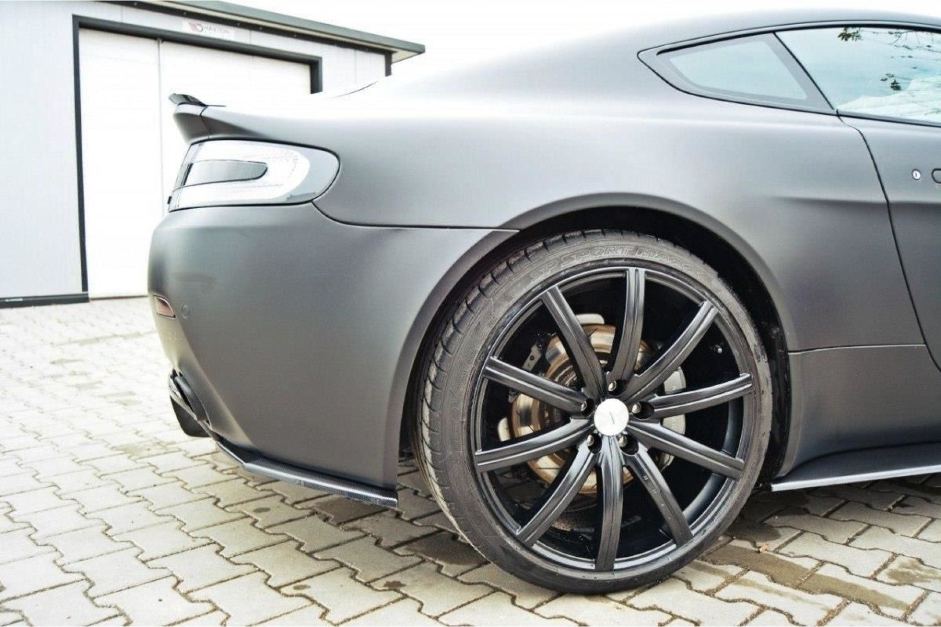 Maxton Design ABS Diffusor Seiten Eerwiterungen Flaps für Aston Martin V8 Vantage schwarz hochglanz (2) 