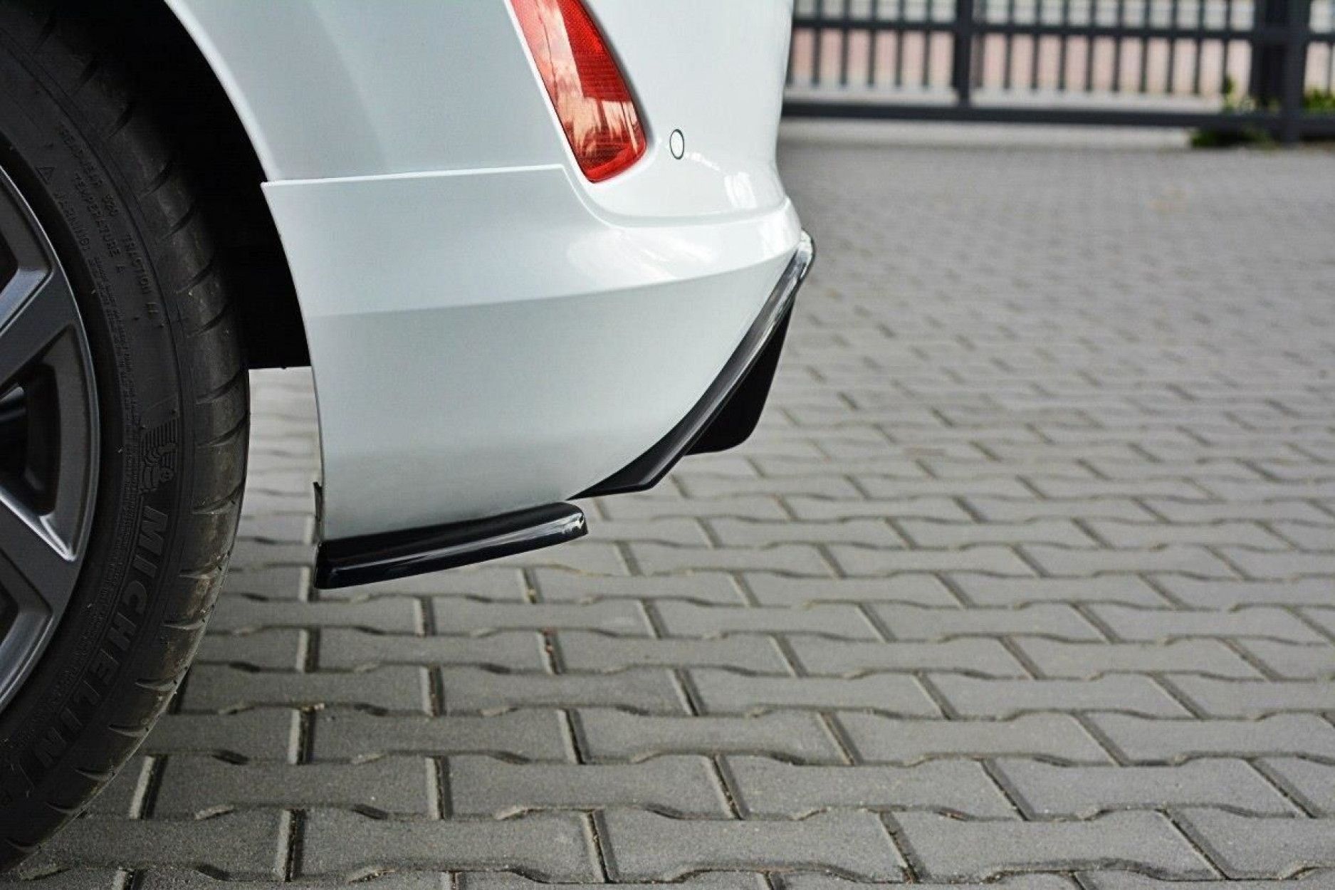 Maxton Design ABS Diffusor Seiten Eerwiterungen Flaps für Ford Fiesta Mk8 ST schwarz hochglanz (4) 