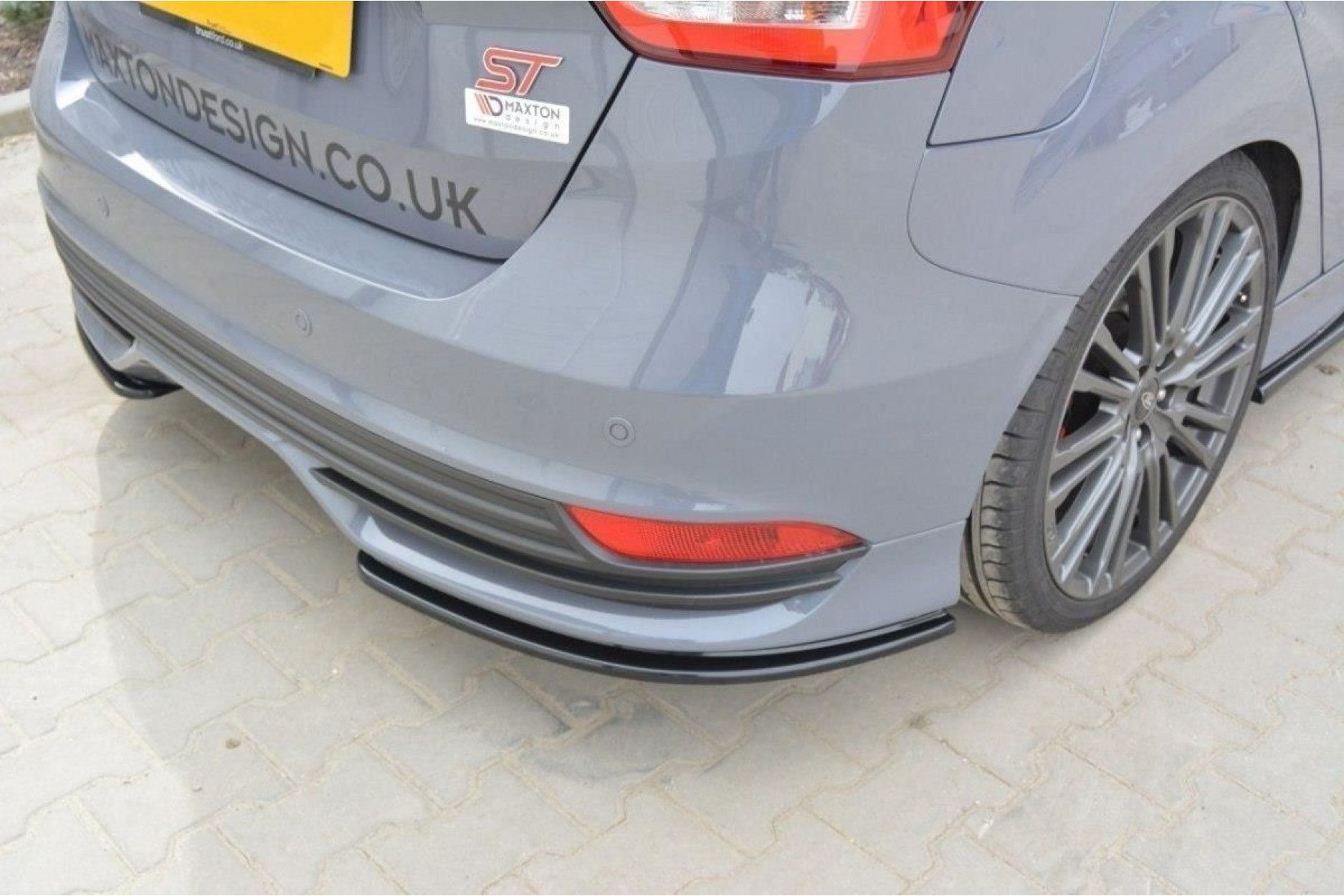 Maxton Design ABS Diffusor Seiten Eerwiterungen Flaps für Ford Focus MK3 ST|RS Facelift schwarz hochglanz (2) 