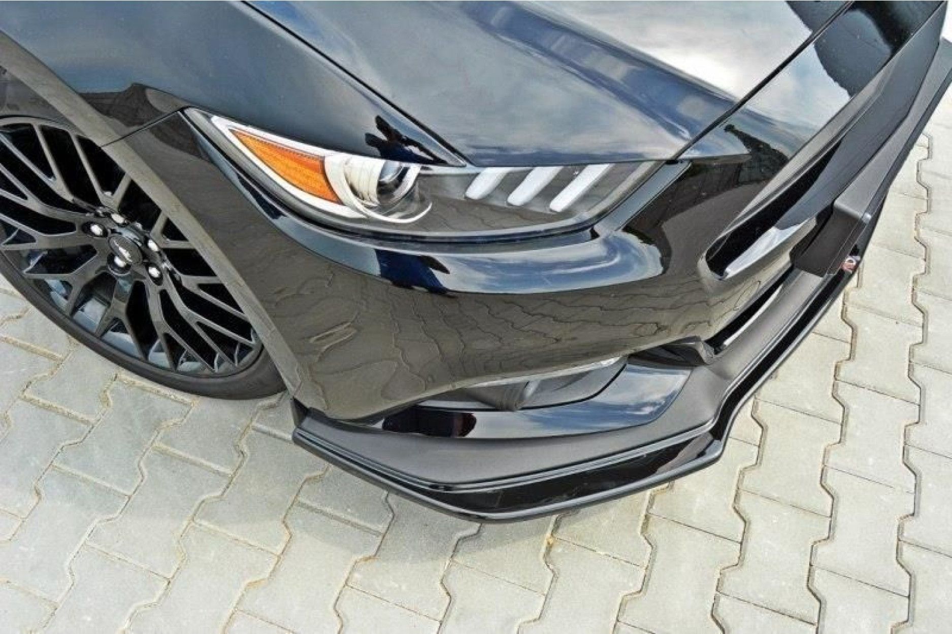 Maxton Design ABS Frontlippe V.1 für Ford Mustang MK6 schwarz hochglanz (3) 