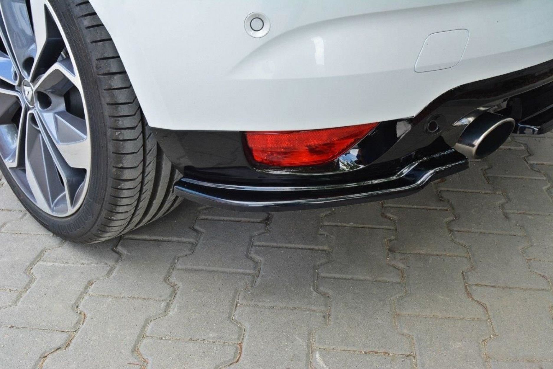 Maxton Design ABS Diffusor Seiten Eerwiterungen Flaps für Renault Megane MK4 RS Schrägheck schwarz hochglanz (3) 