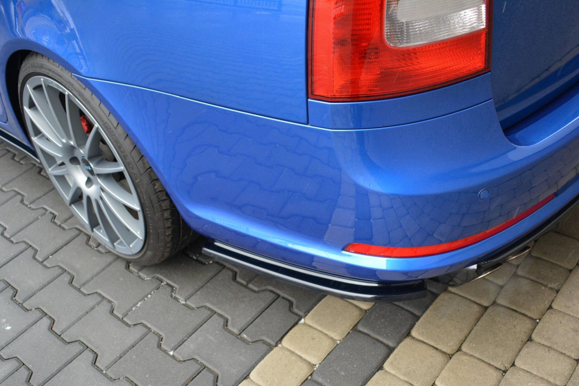 Maxton Design ABS Diffusor Seiten Eerwiterungen Flaps für Skoda Octavia Mk2 RS Facelift Kombi schwarz hochglanz (2) 