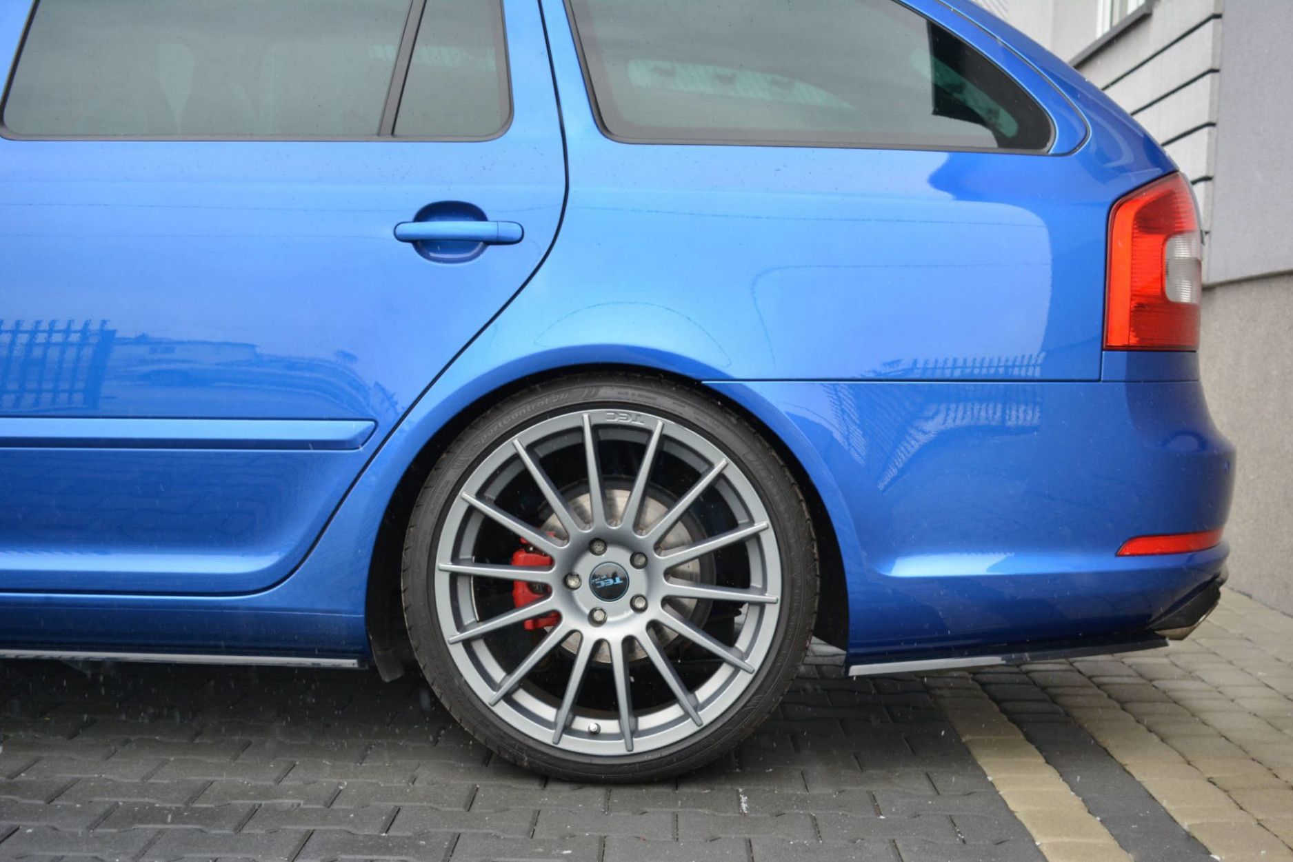 Maxton Design ABS Diffusor Seiten Eerwiterungen Flaps für Skoda Octavia Mk2 RS Facelift Kombi schwarz hochglanz (3) 