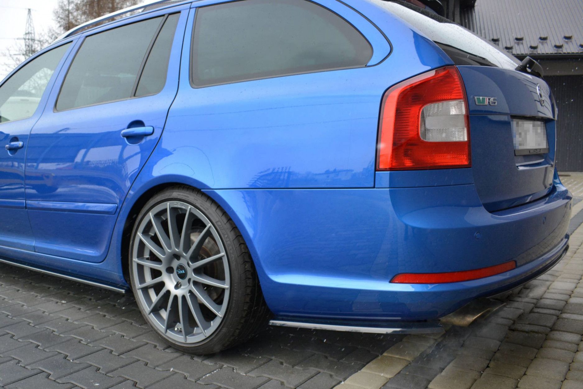 Maxton Design ABS Diffusor Seiten Eerwiterungen Flaps für Skoda Octavia Mk2 RS Facelift Kombi schwarz hochglanz (4) 