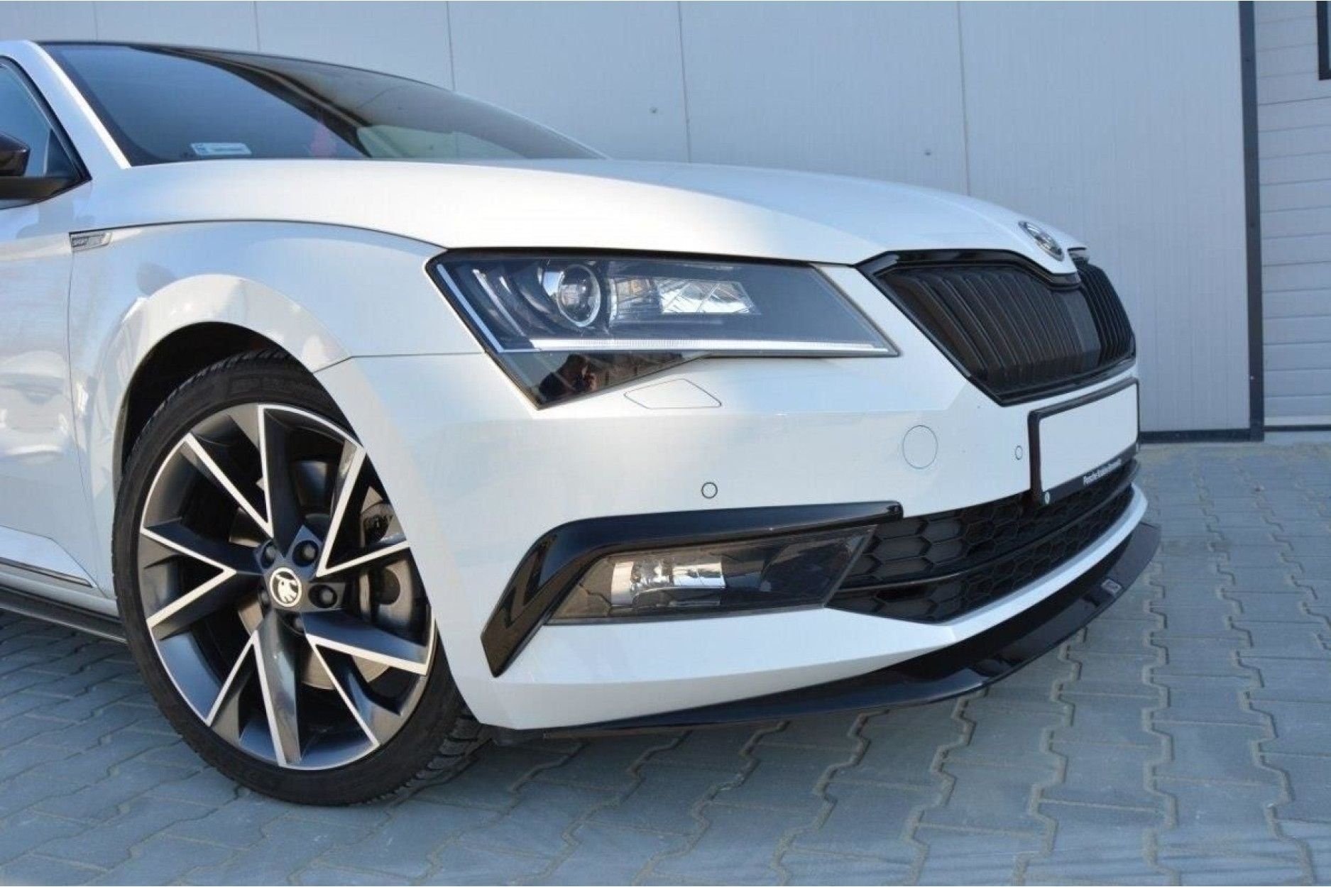 Maxton Design ABS Frontlippe V.1 für Skoda Superb MK3 schwarz hochglanz (2) 
