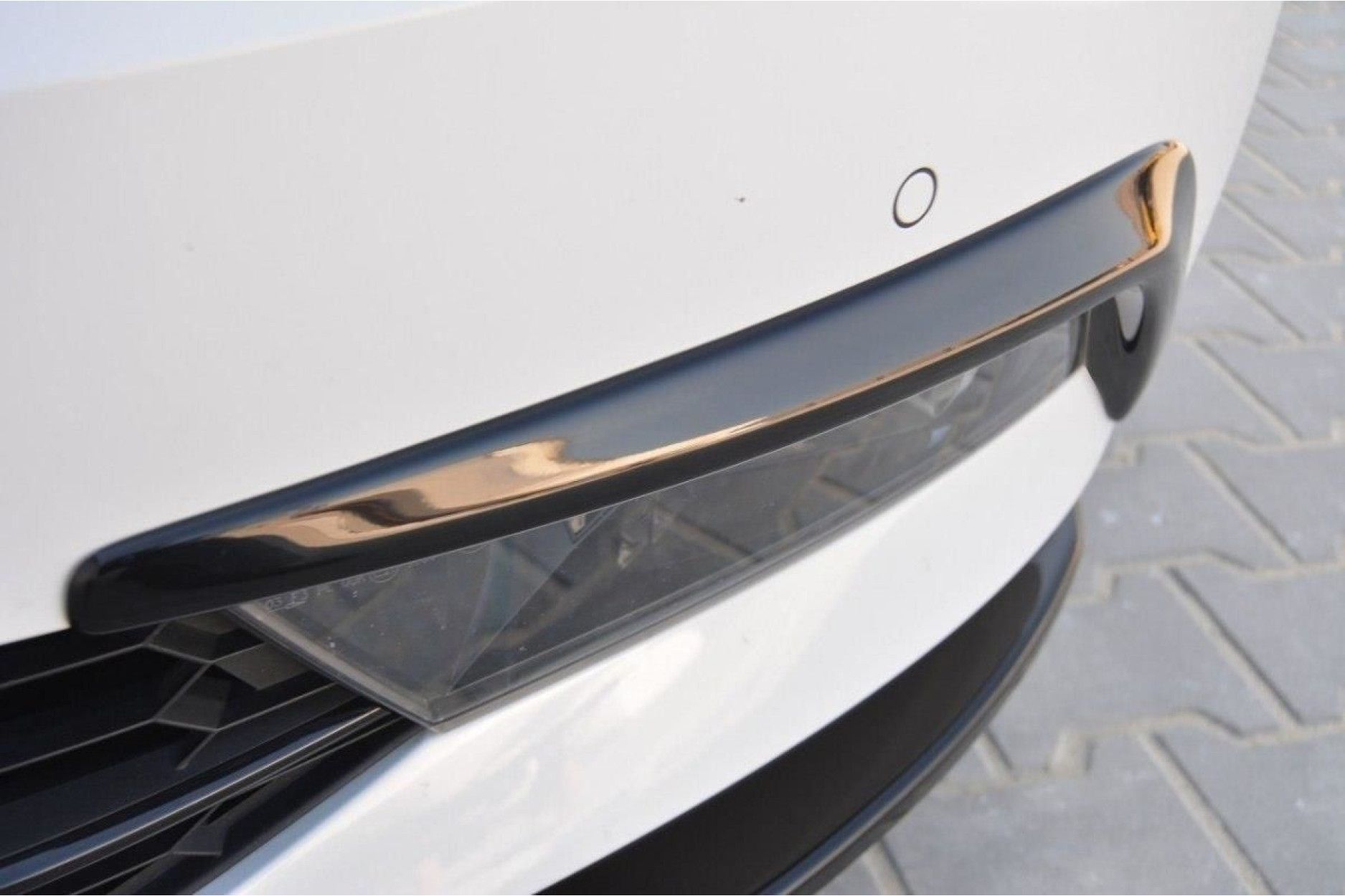 Maxton Design ABS Nebelleuchten Abdeckung für Skoda Superb MK3 schwarz hochglanz (3) 