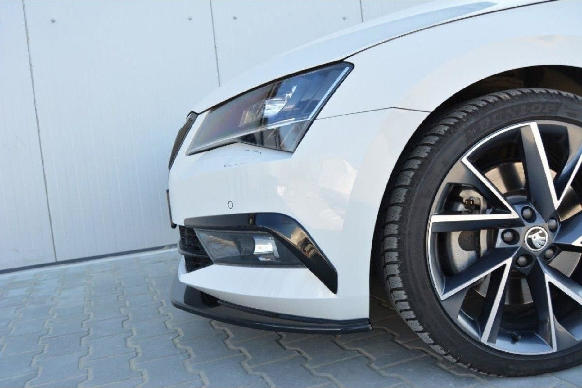Maxton Design ABS Nebelleuchten Abdeckung für Skoda Superb MK3 schwarz hochglanz (4) 