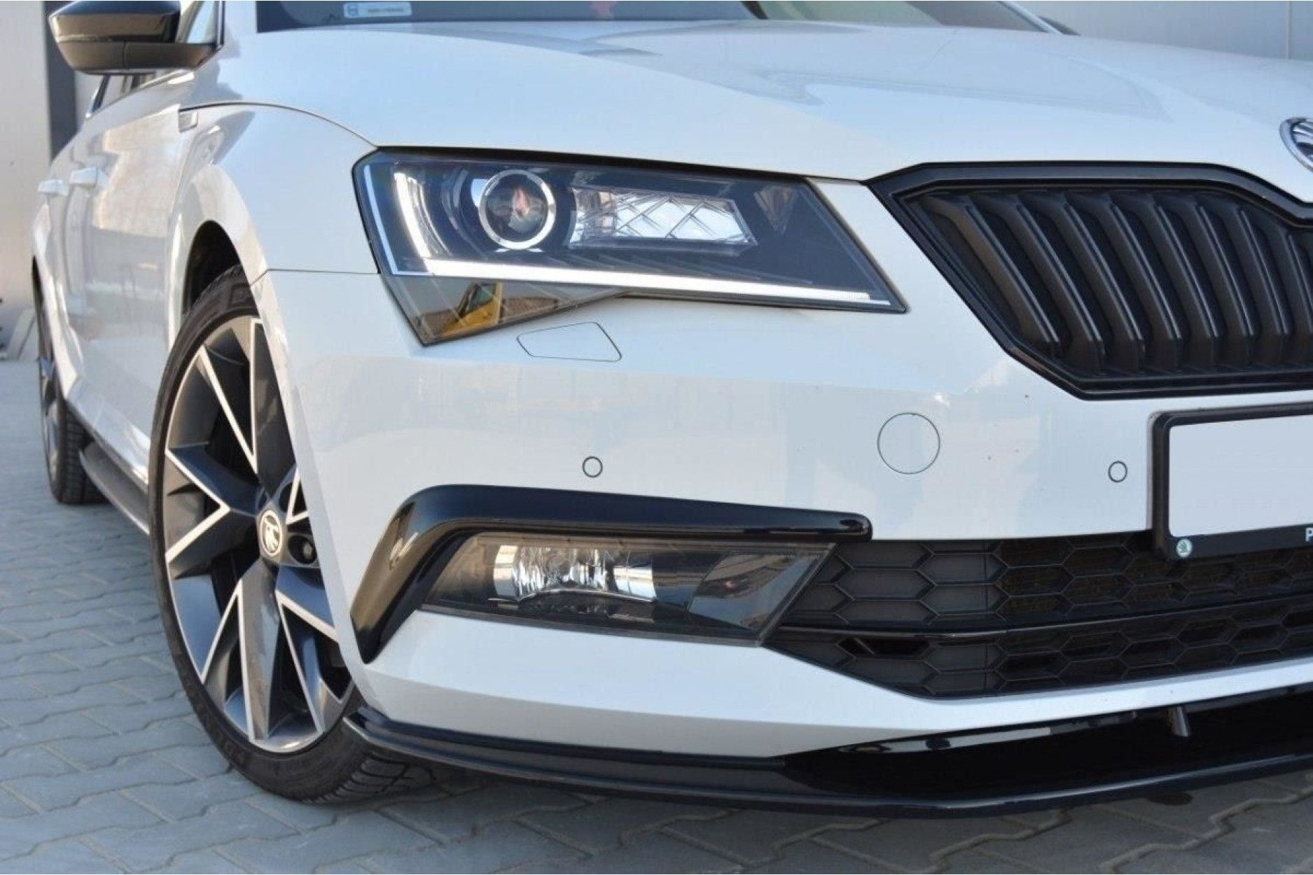 Maxton Design ABS Nebelleuchten Abdeckung für Skoda Superb MK3 schwarz hochglanz (5) 