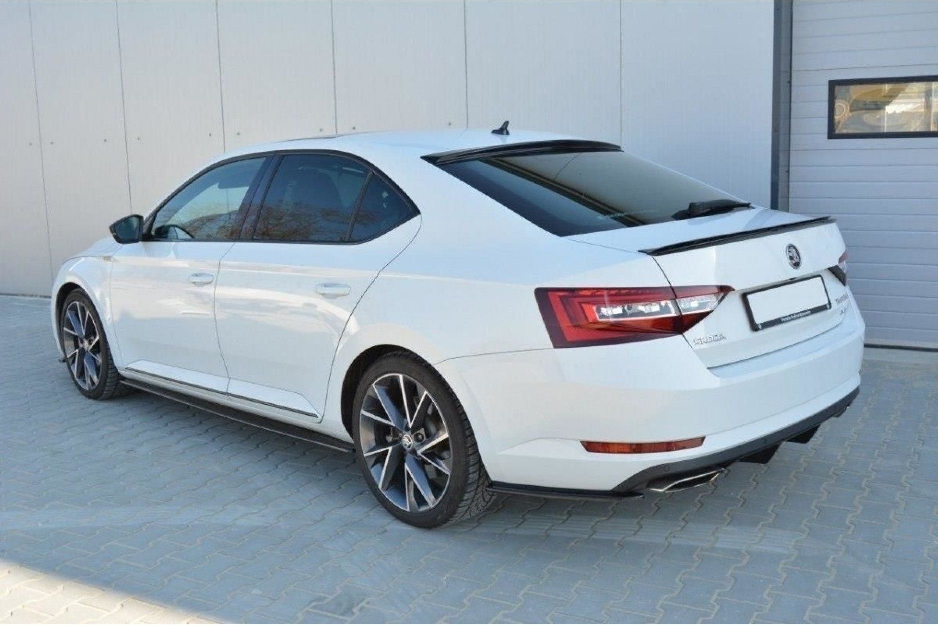 Maxton Design ABS Diffusor für Skoda Superb MK3 schwarz hochglanz (4) 