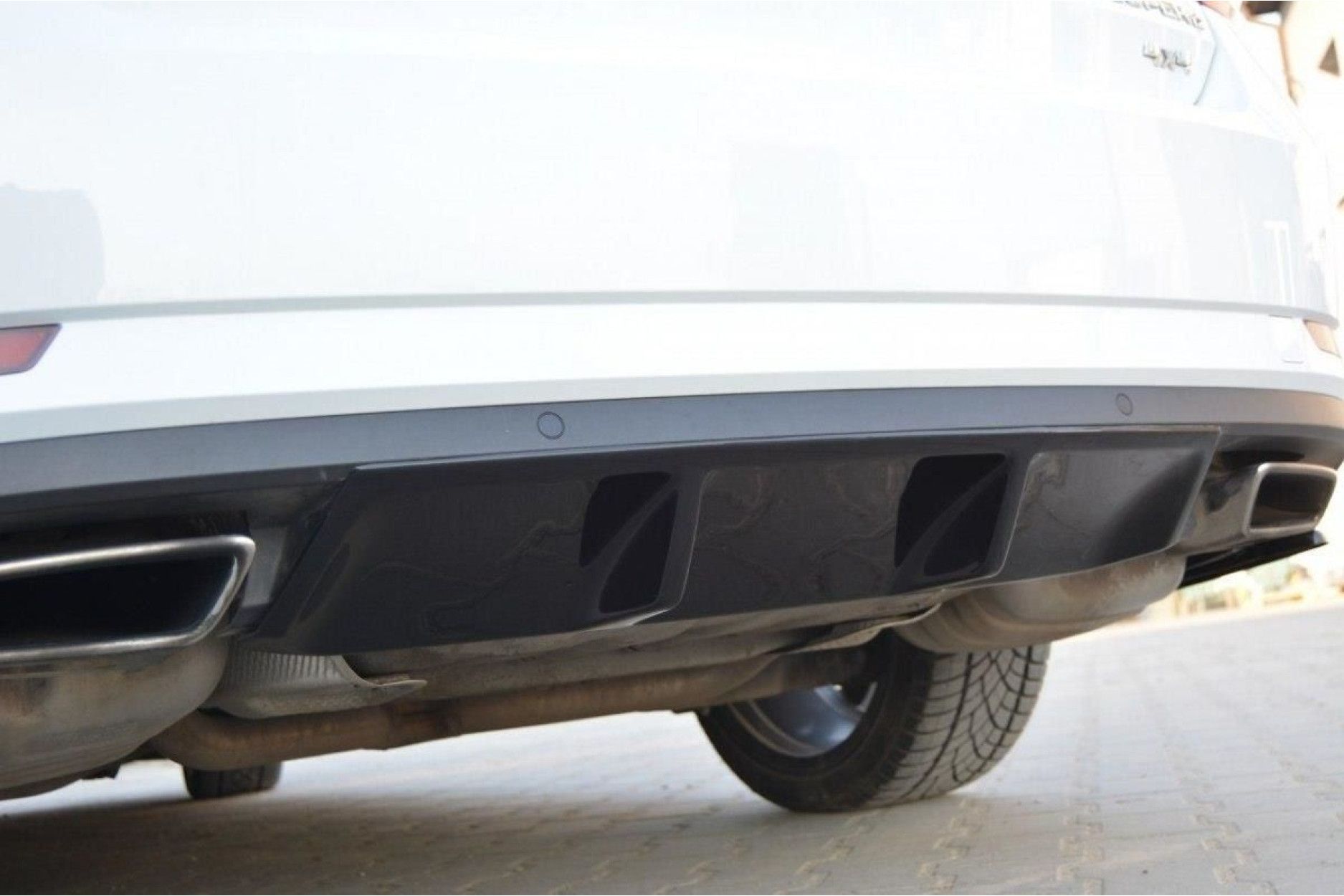 Maxton Design ABS Diffusor für Skoda Superb MK3 schwarz hochglanz (2) 