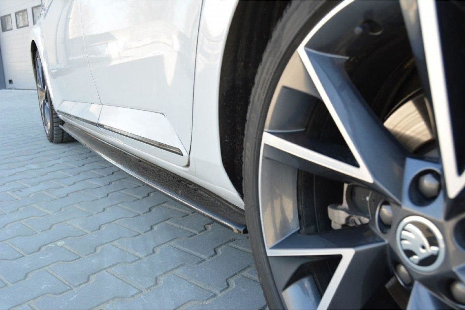 Maxton Design ABS Seitenschweller für Skoda Superb MK3 schwarz hochglanz (2) 
