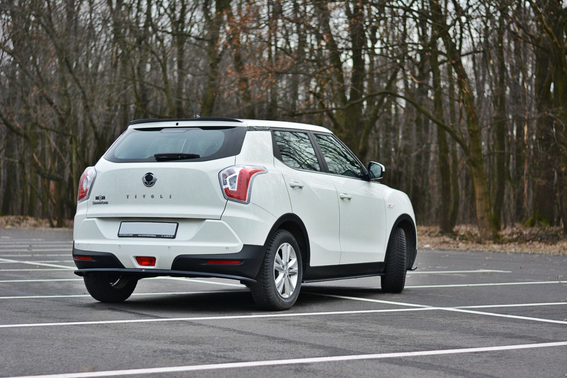 Maxton Design ABS Diffusor für SsangYong Tivoli schwarz hochglanz (2) 