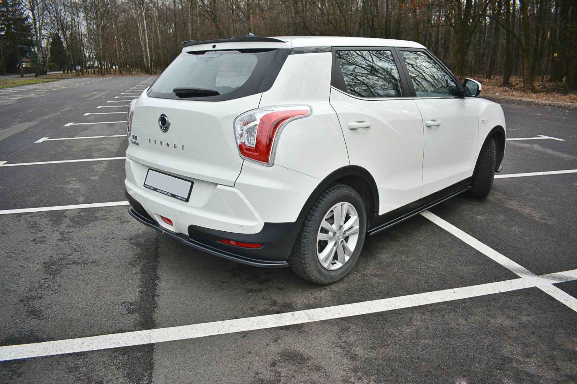Maxton Design ABS Diffusor für SsangYong Tivoli schwarz hochglanz (3) 